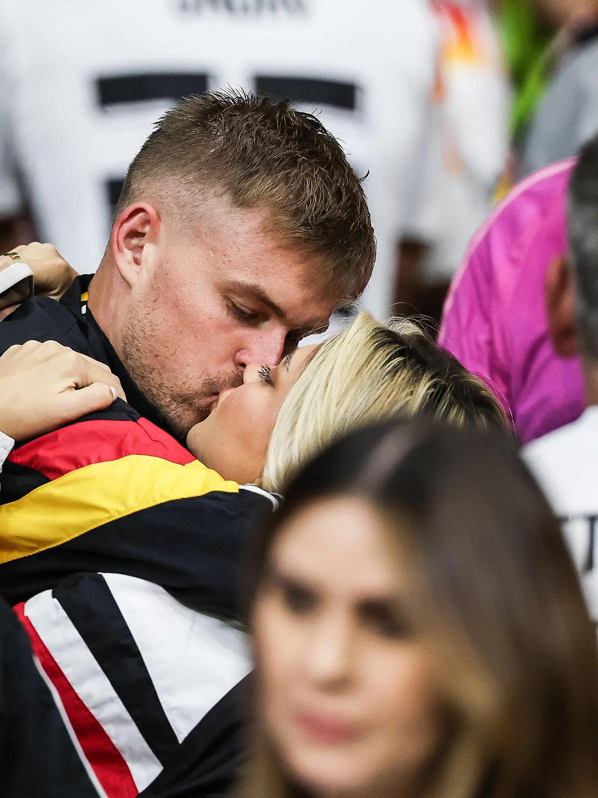 Fussball, UEFA EURO, EM, Europameisterschaft,Fussball 2024 Gruppe A - 3.Spieltag Schweiz - Deutschland 23.06.2024, Frankfurt Arena Maximilian Mittelstädt Deutschland, 18 küsst seine Freundin Lea Prinz nach dem Spiel auf der Tribüne Frankfurt am Main Frankfurt Arena Hessen Deutschland *** Sport, Football, UEFA EURO 2024 Group A 3 Matchday Switzerland Germany 23 06 2024, Frankfurt Arena Maximilian Mittelstädt Germany, 18 kisses his girlfriend Lea Prinz after the match in the stands Frankfurt am Main Frankfurt Arena Hessen Germany