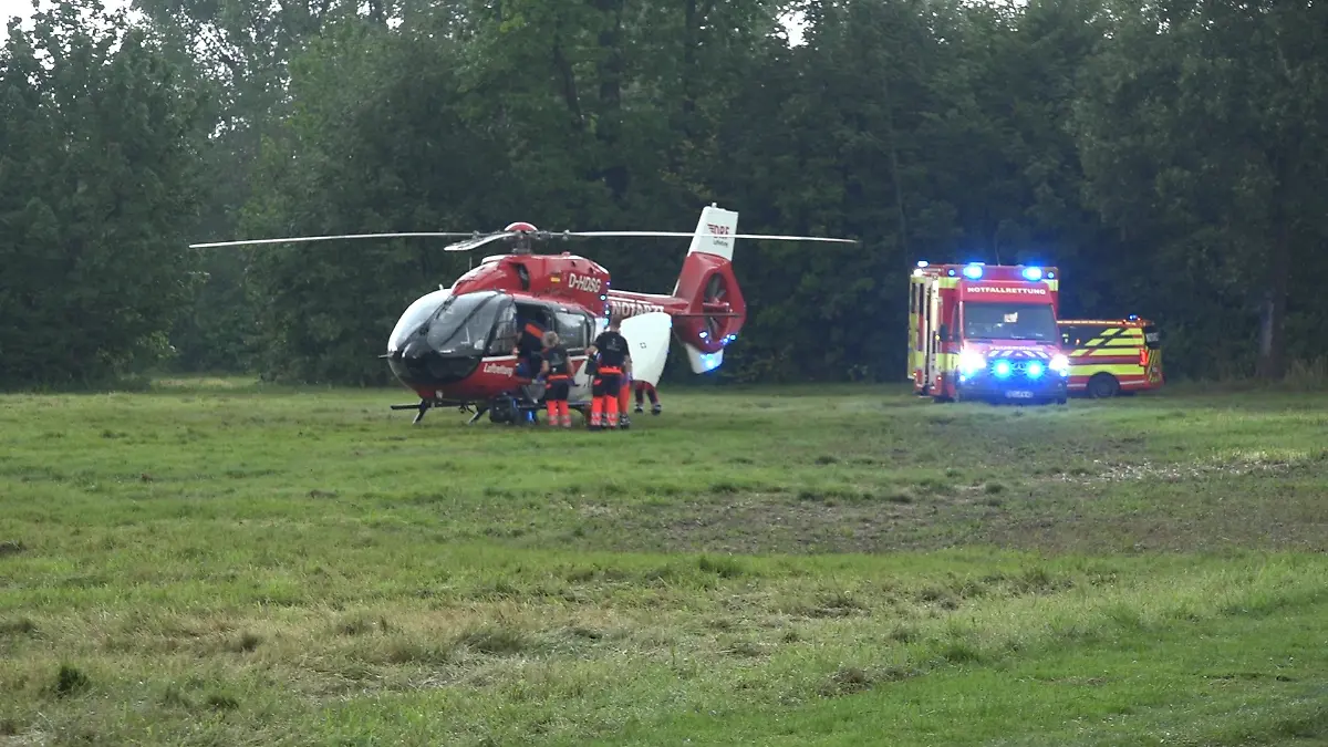 Ein Rettungshubschrauber auf einer Wiese. 