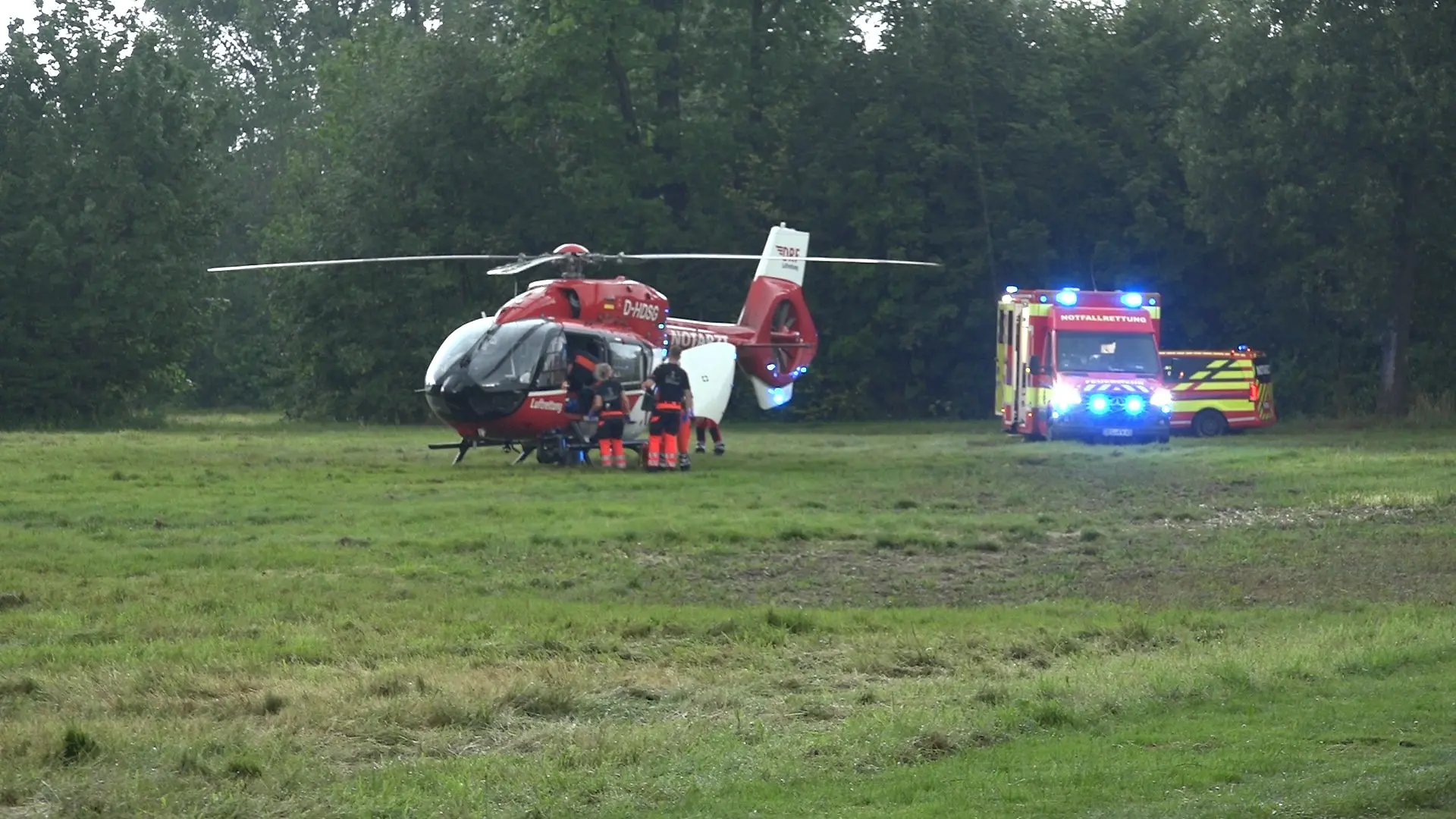 Ein Rettungshubschrauber auf einer Wiese. 