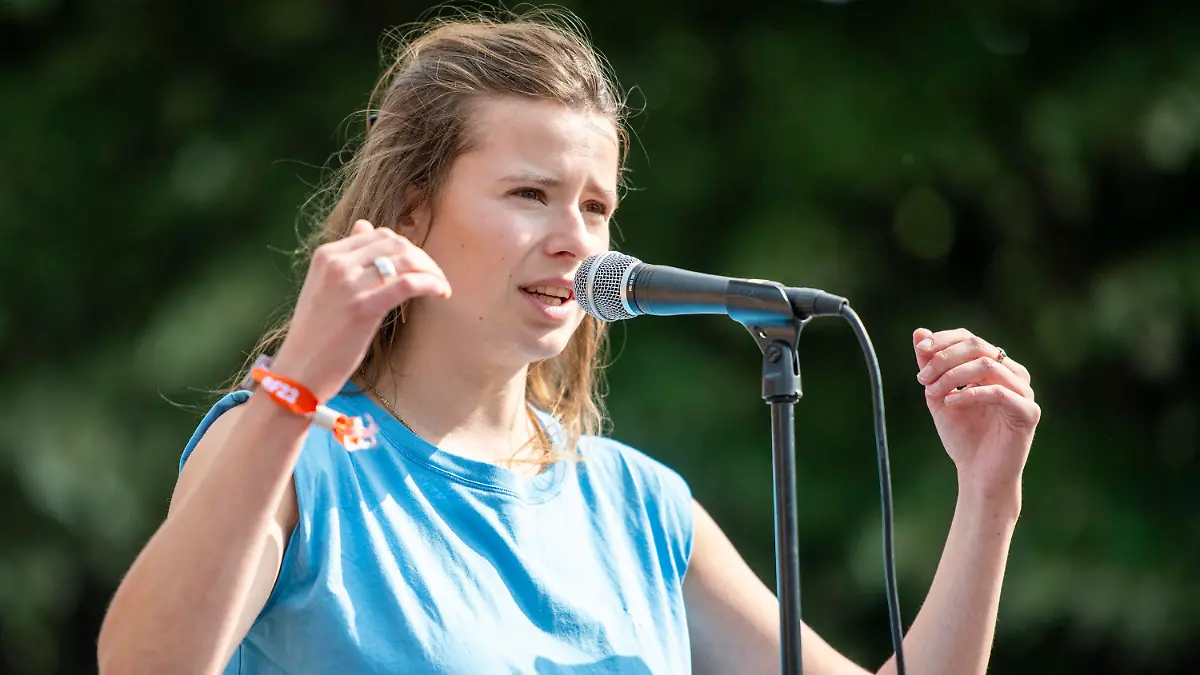 02.07.2023, Berlin: Luisa Neubauer, Klimaaktivistin für Fridays for Future, spricht bei einer Demonstration gegen Einschränkungen beim Radwegeausbau in Berlin bei einer Abschlusskundgebung vor dem Roten Rathaus. Foto: Christophe Gateau/dpa +++ dpa-Bildfunk +++