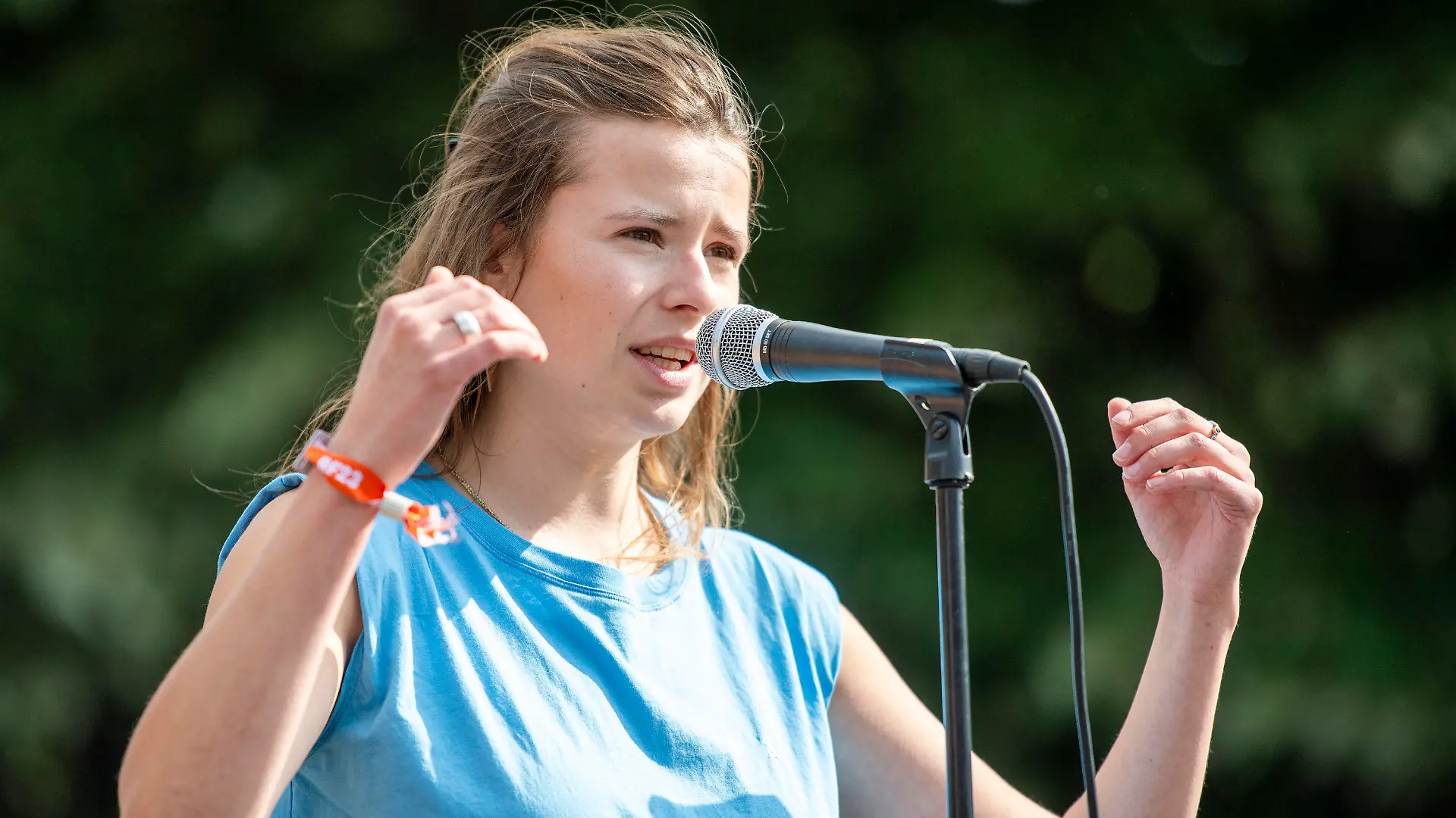 02.07.2023, Berlin: Luisa Neubauer, Klimaaktivistin für Fridays for Future, spricht bei einer Demonstration gegen Einschränkungen beim Radwegeausbau in Berlin bei einer Abschlusskundgebung vor dem Roten Rathaus. Foto: Christophe Gateau/dpa +++ dpa-Bildfunk +++