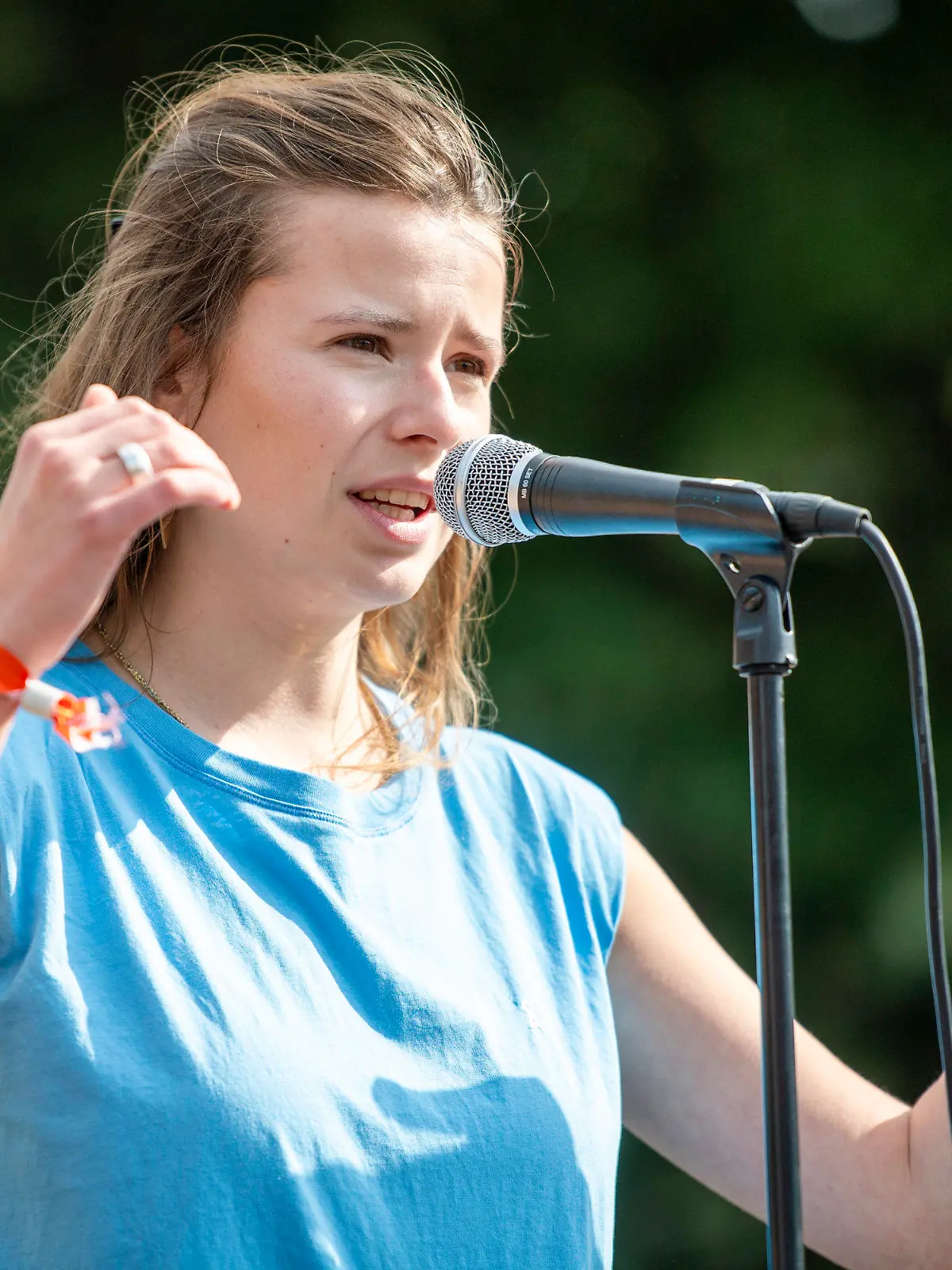 02.07.2023, Berlin: Luisa Neubauer, Klimaaktivistin für Fridays for Future, spricht bei einer Demonstration gegen Einschränkungen beim Radwegeausbau in Berlin bei einer Abschlusskundgebung vor dem Roten Rathaus. Foto: Christophe Gateau/dpa +++ dpa-Bildfunk +++