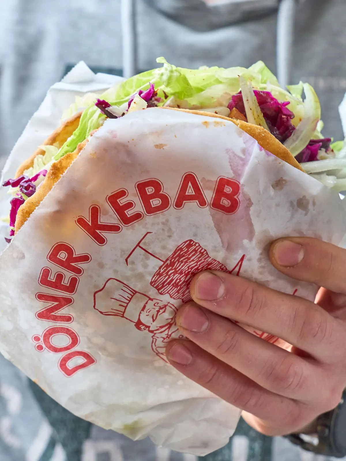 Mann hält einen türkischen Döner