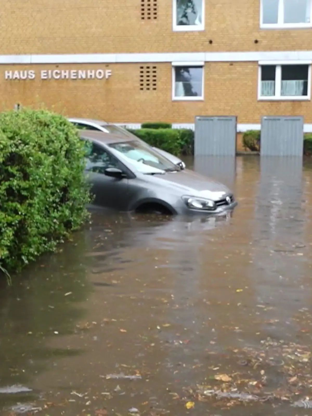 Bild zu: "Menschen in Quickborn von Wassermassen eingeschlossen"