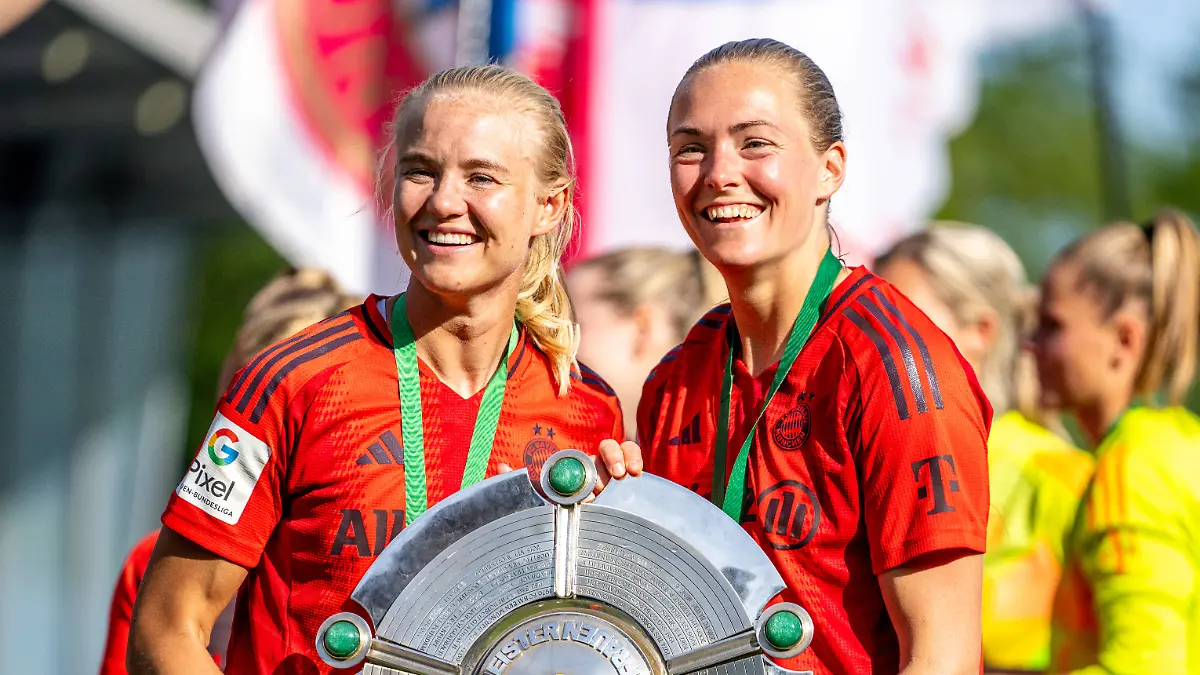 Pernille Harder und Magdalena Eriksson feierten gemeinsam mit den Frauen des FC Bayern die Deutsche Meisterschaft.