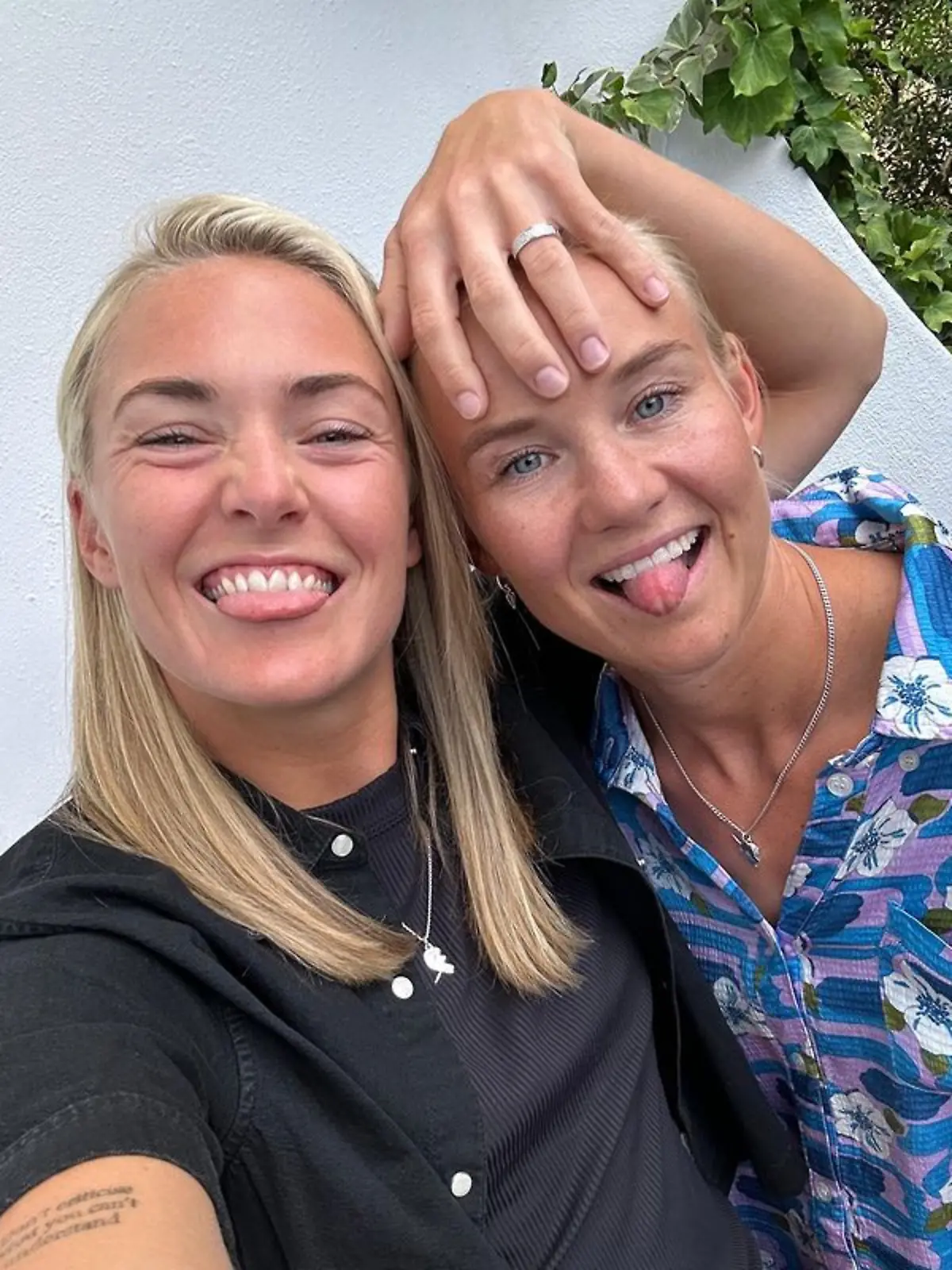 Pernille Harder (li.) und Magdalena Eriksson haben sich offenbar verlobt.