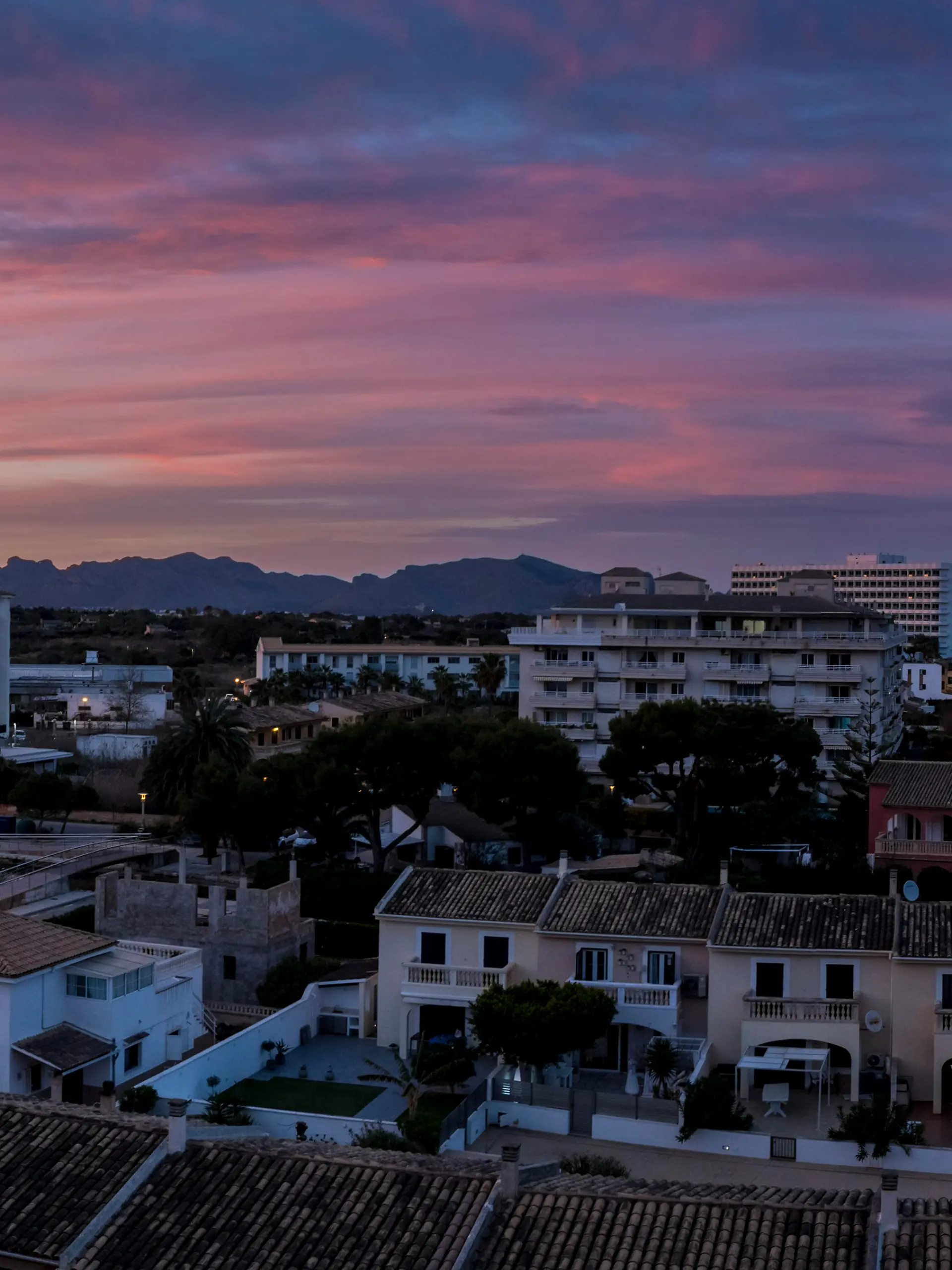 Die Sonner geht über dem Städtchen Port d’Alcúdia auf Mallorca unter.
