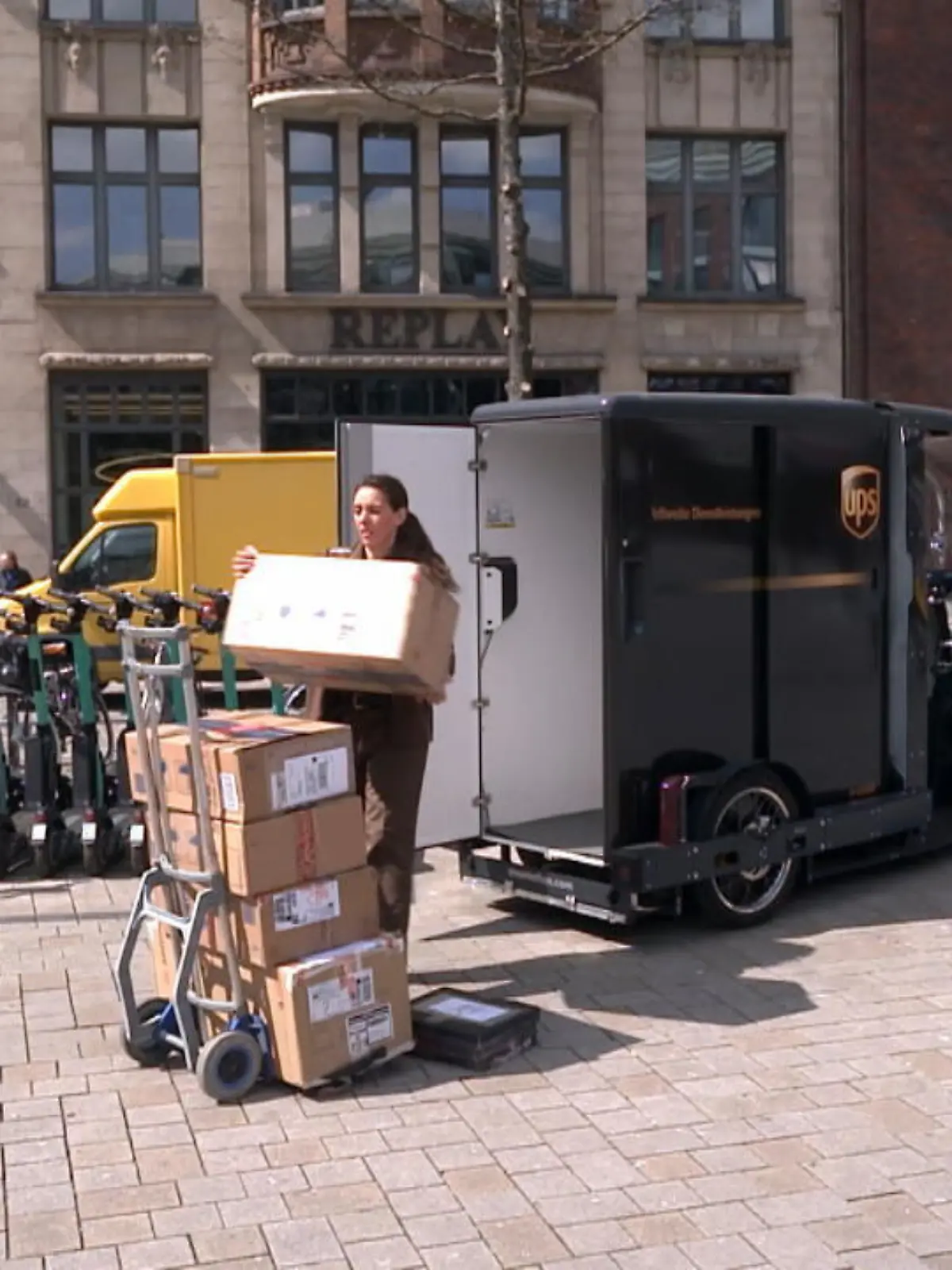 Sie warten auf eine Bestellung und das Paket wird einfach irgendwo abgelegt? Wir verraten Ihnen, welche Rechte Sie als Kunde haben.