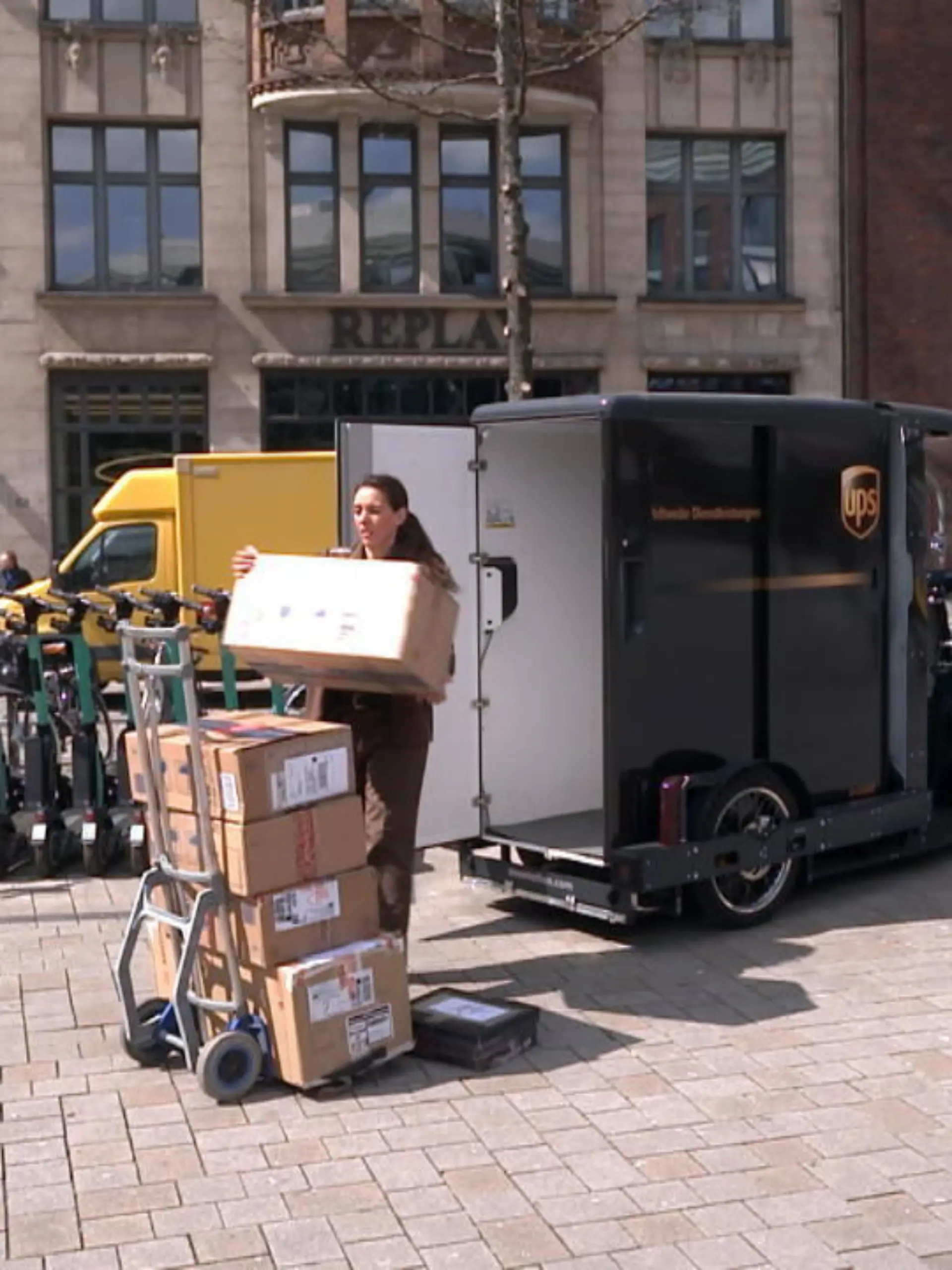 Sie warten auf eine Bestellung und das Paket wird einfach irgendwo abgelegt? Wir verraten Ihnen, welche Rechte Sie als Kunde haben.