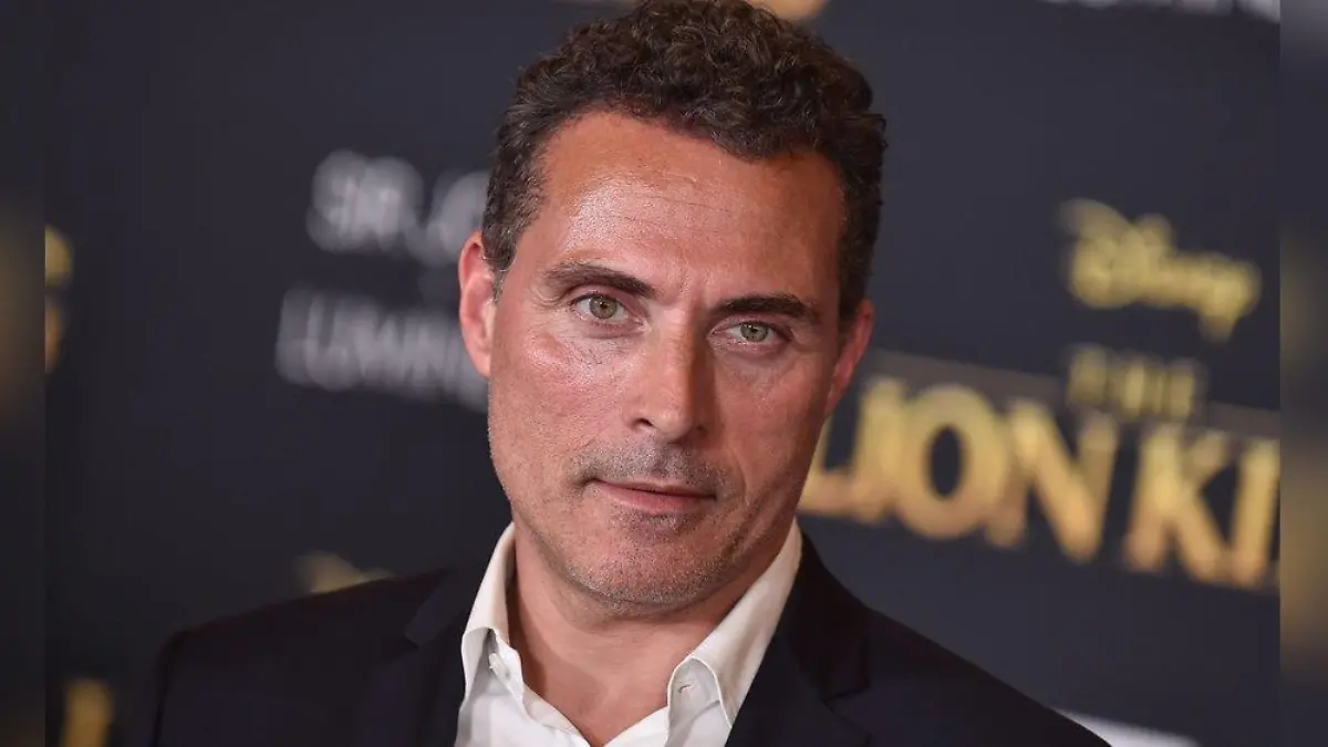 Nur wenige Monate nach der Verlobung: Rufus Sewell ist unter der Haube