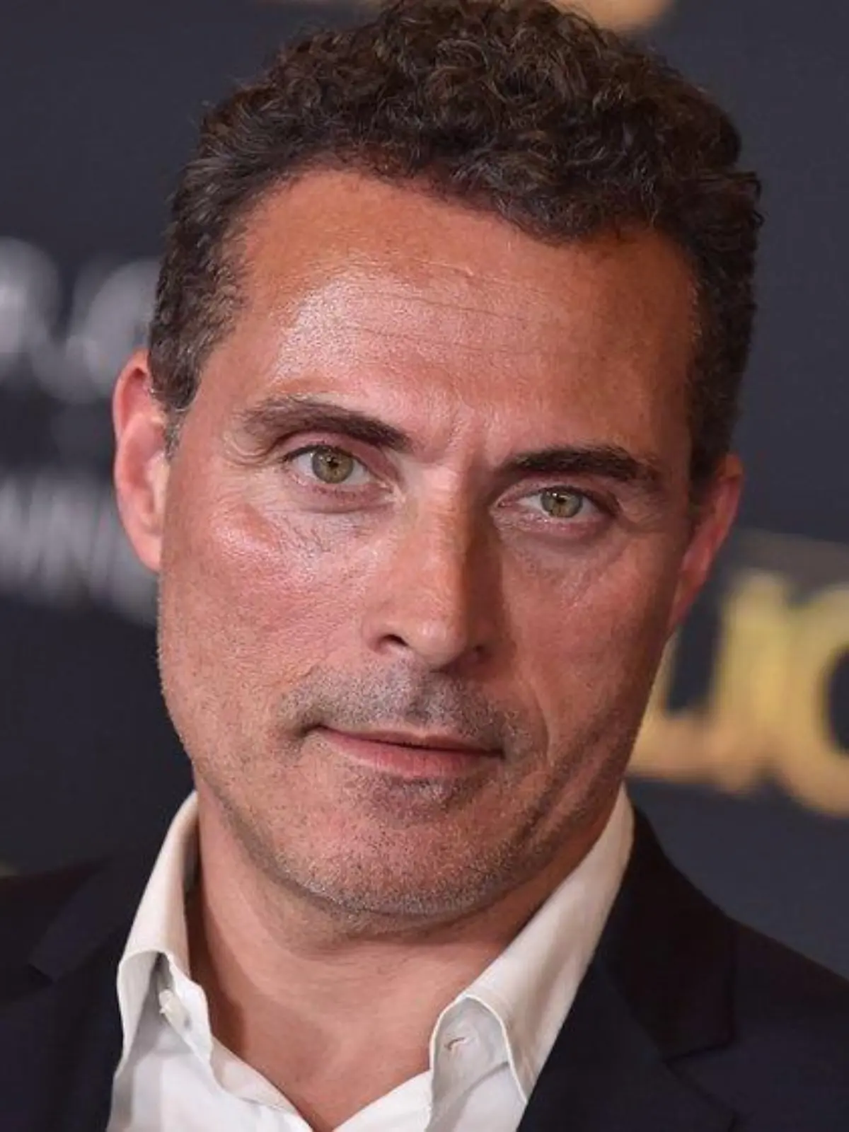 Nur wenige Monate nach der Verlobung: Rufus Sewell ist unter der Haube