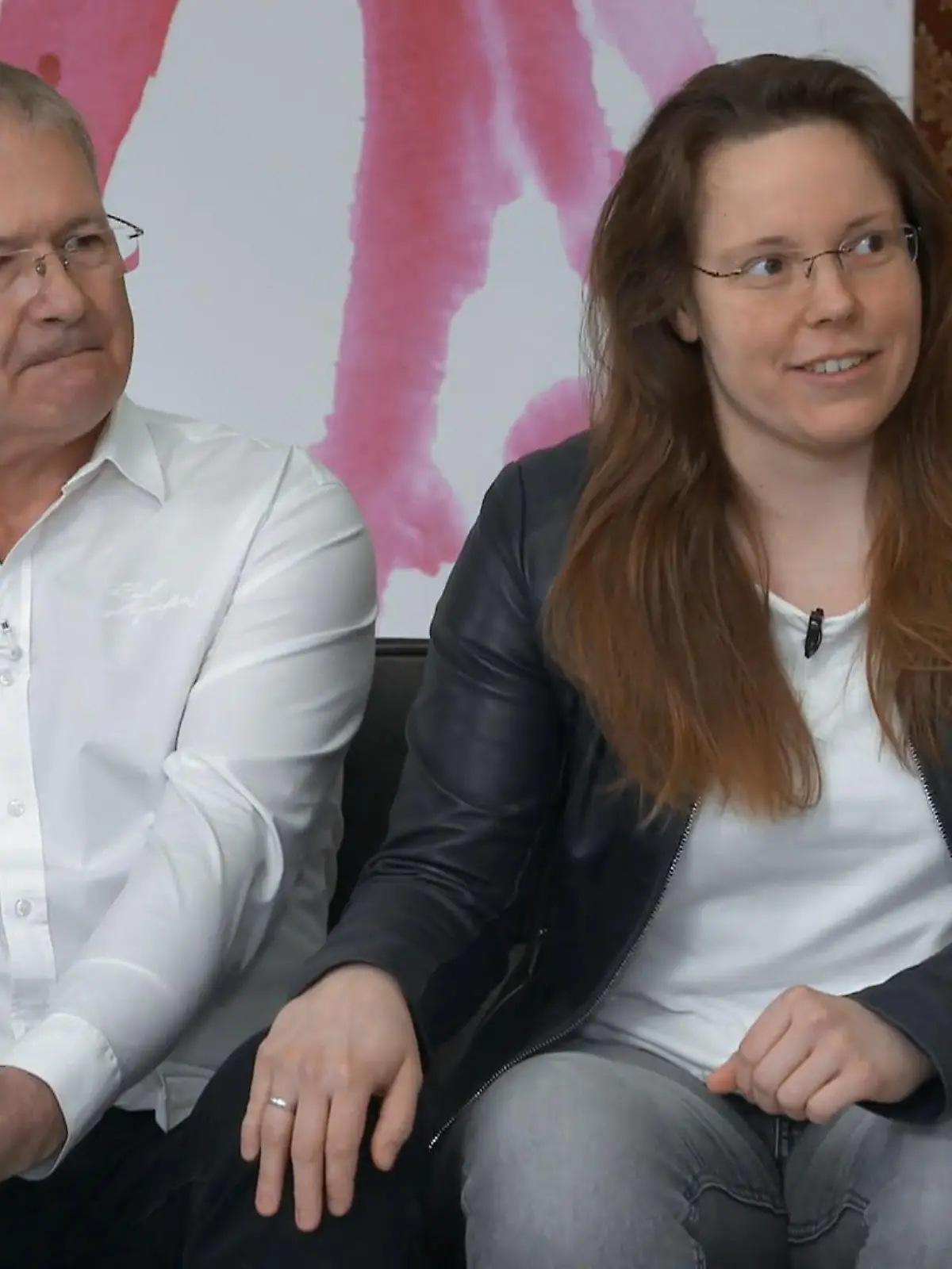 Bild zu: "Braut Lara und ihr Verlobter treffen die Ausstatterinnen"