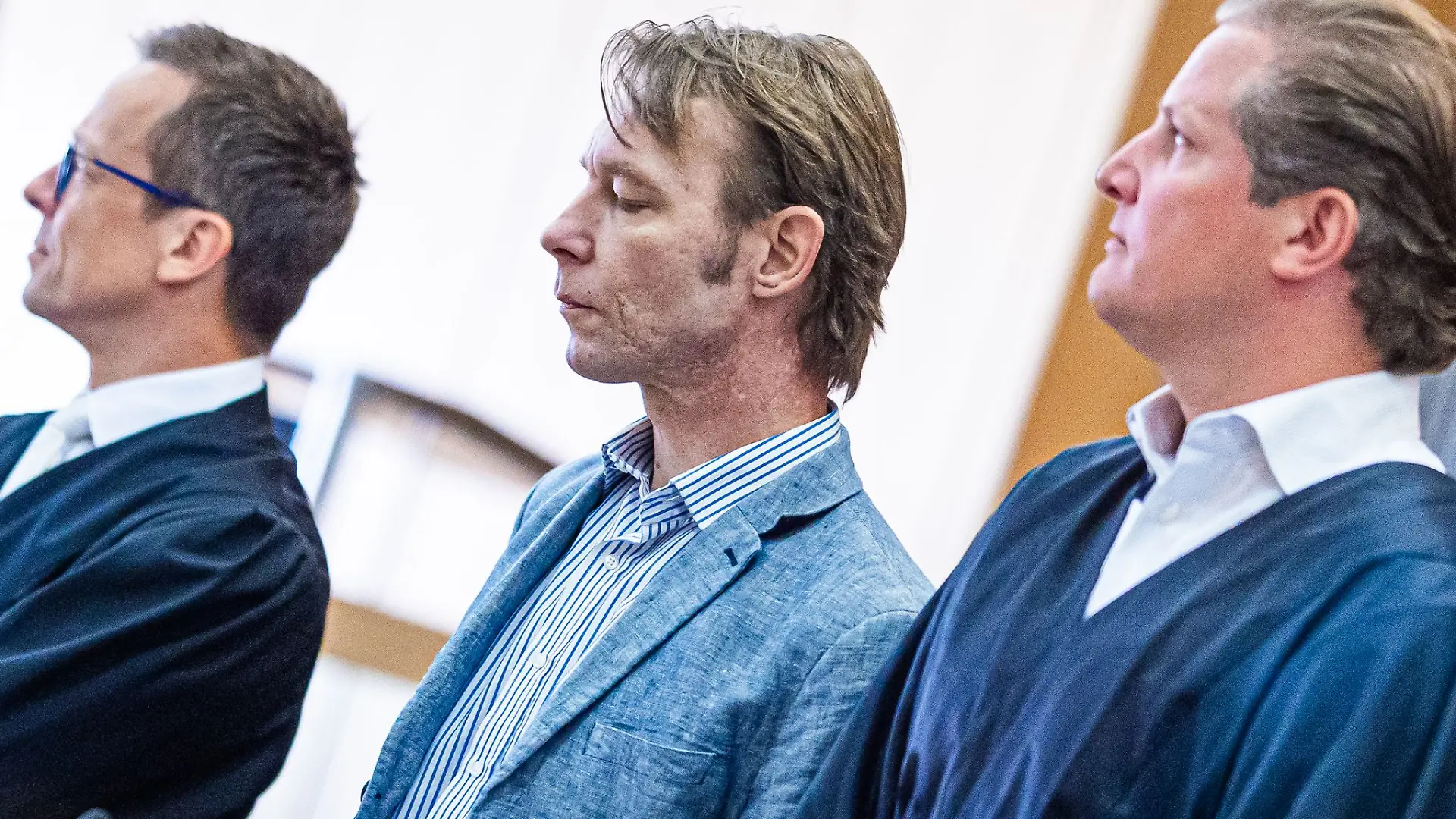 Die Richter im Prozess gegen Christian B. gelten nach der Entscheidung einer anderen Strafkammer nicht als befangen. (Archivbild Angeklagter und Verteidiger)