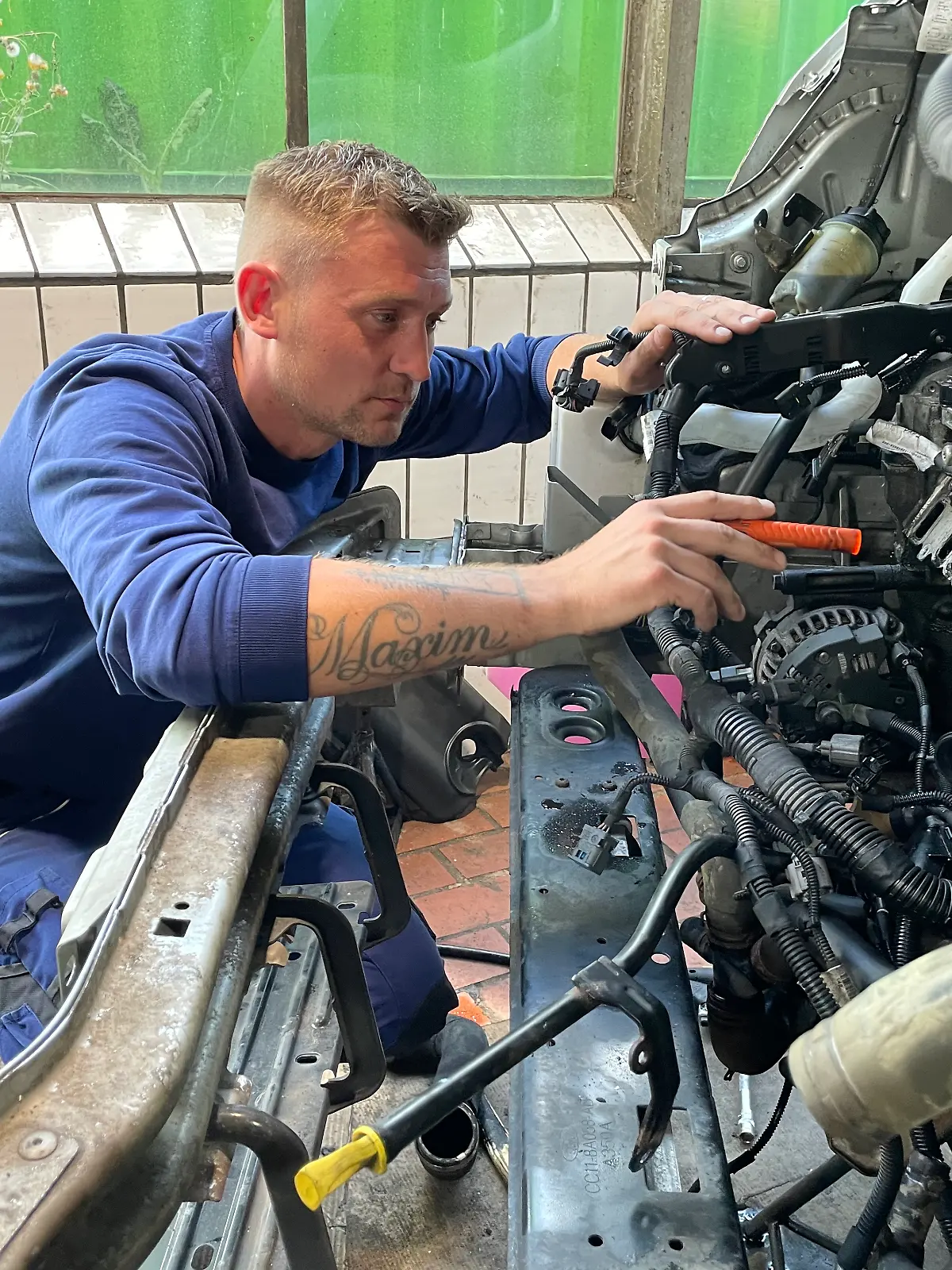 Kfz-Meister Eugen Becker legt seinen Fokus auf Autos mit Verbrenner-Motor