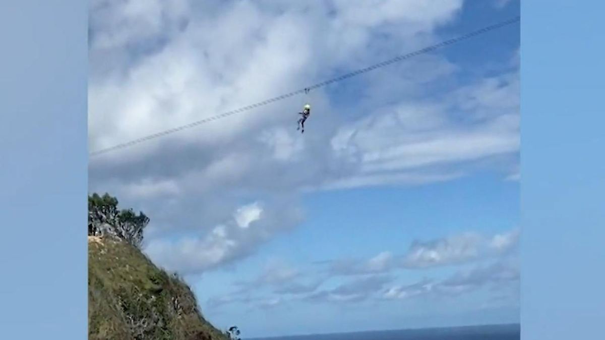 Zipline-Albtraum-M-dchen-baumelt-90-Meter-ber-dem-Abgrund