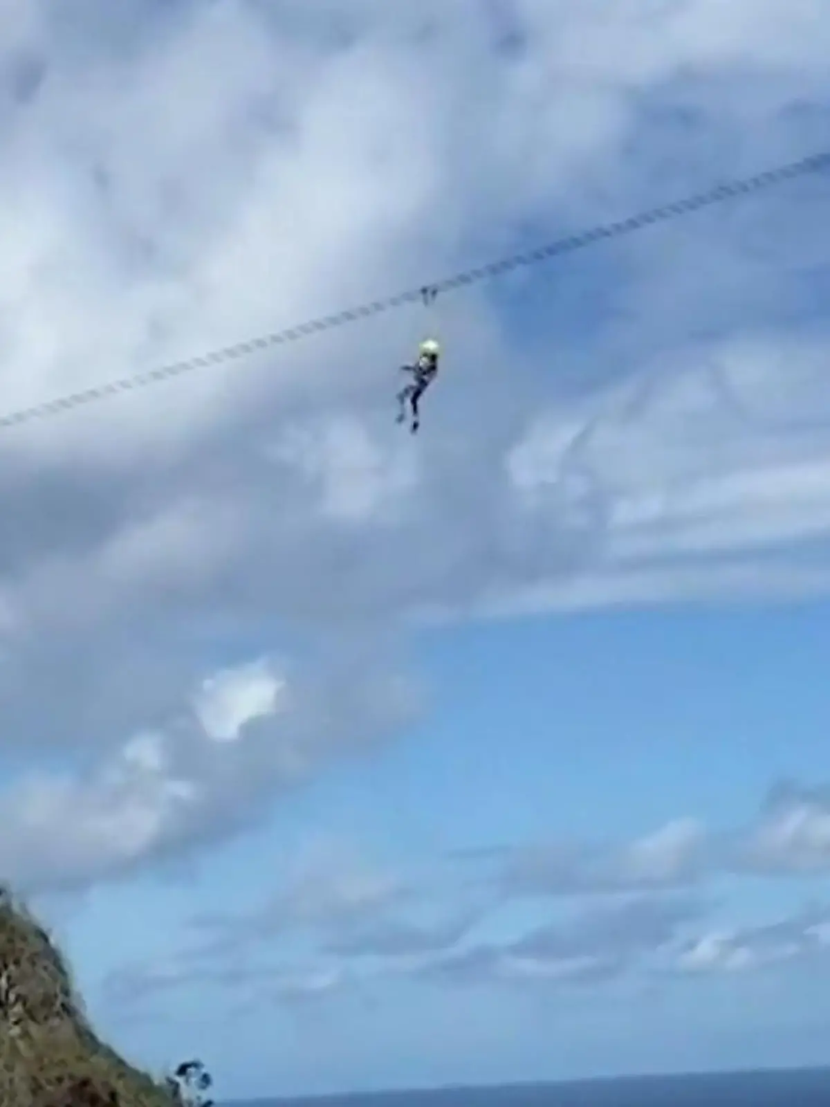 Ein Mädchen bleibt auf einer Zipline in 90 Metern Höhe über dem Diamonds Beach in Bali stecken. Sie muss sich aus eigener Kraft ans Ende der Seilbahn retten. Zum Glück ist nochmal alles gut gegangen. Die örtliche Polizei stellt anschließend fest, dass die Zipline ohne Genehmigung betrieben wird und schließt die Attraktion.