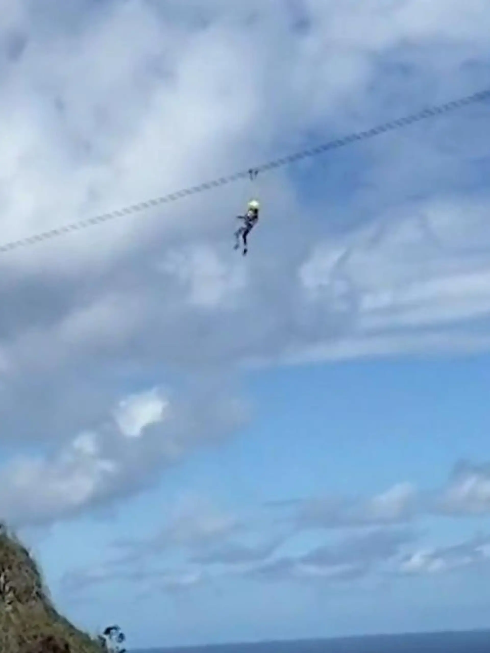 Ein Mädchen bleibt auf einer Zipline in 90 Metern Höhe über dem Diamonds Beach in Bali stecken. Sie muss sich aus eigener Kraft ans Ende der Seilbahn retten. Zum Glück ist nochmal alles gut gegangen. Die örtliche Polizei stellt anschließend fest, dass die Zipline ohne Genehmigung betrieben wird und schließt die Attraktion.