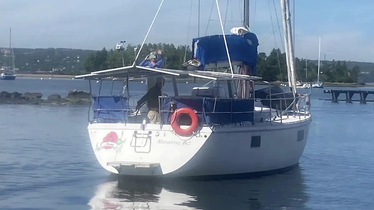 Brett und Sarah auf ihrer Segeljacht Theros.