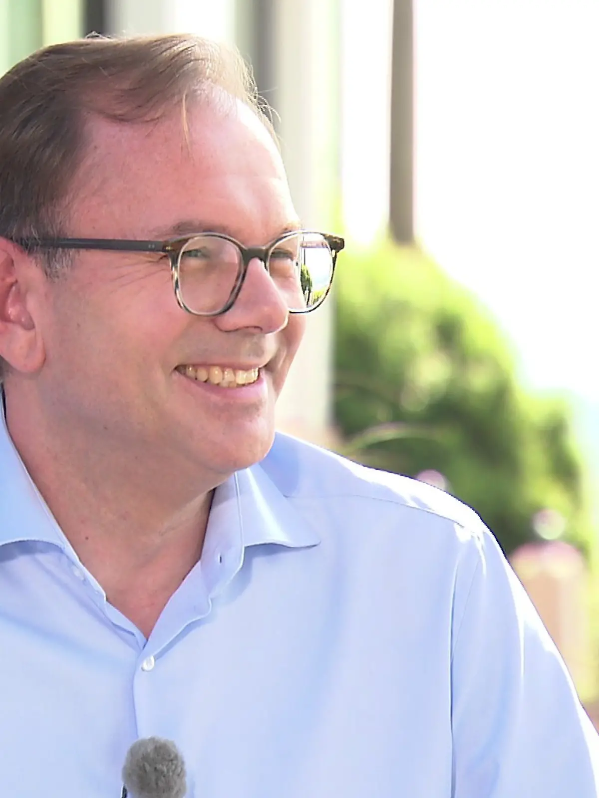 Mathias Wagner (Grüne) lächelt.