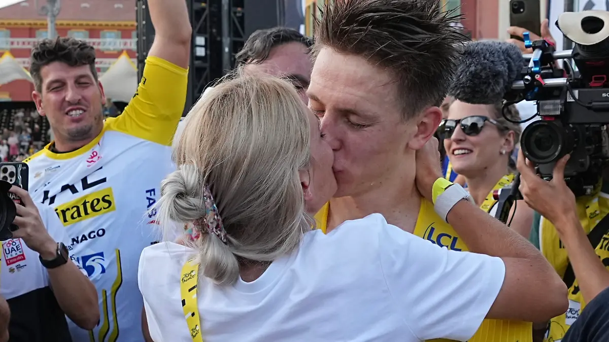 Tour de France winner Slovenia’s Tadej Pogacar kisses his partner Urska Zigart after the twenty-first stage of the Tour de France cycling race, an individual time trial over 33.7 kilometers (20.9 miles) with start in Monaco and finish in Nice, France, Sunday, July 21, 2024.