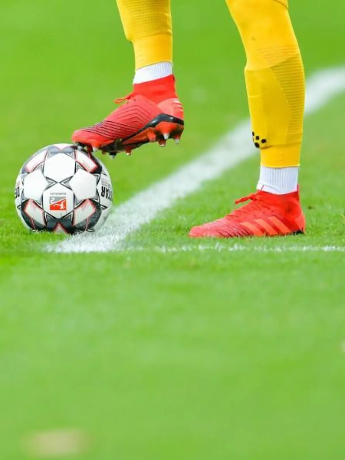 Ein Fußballer kickt den Ball