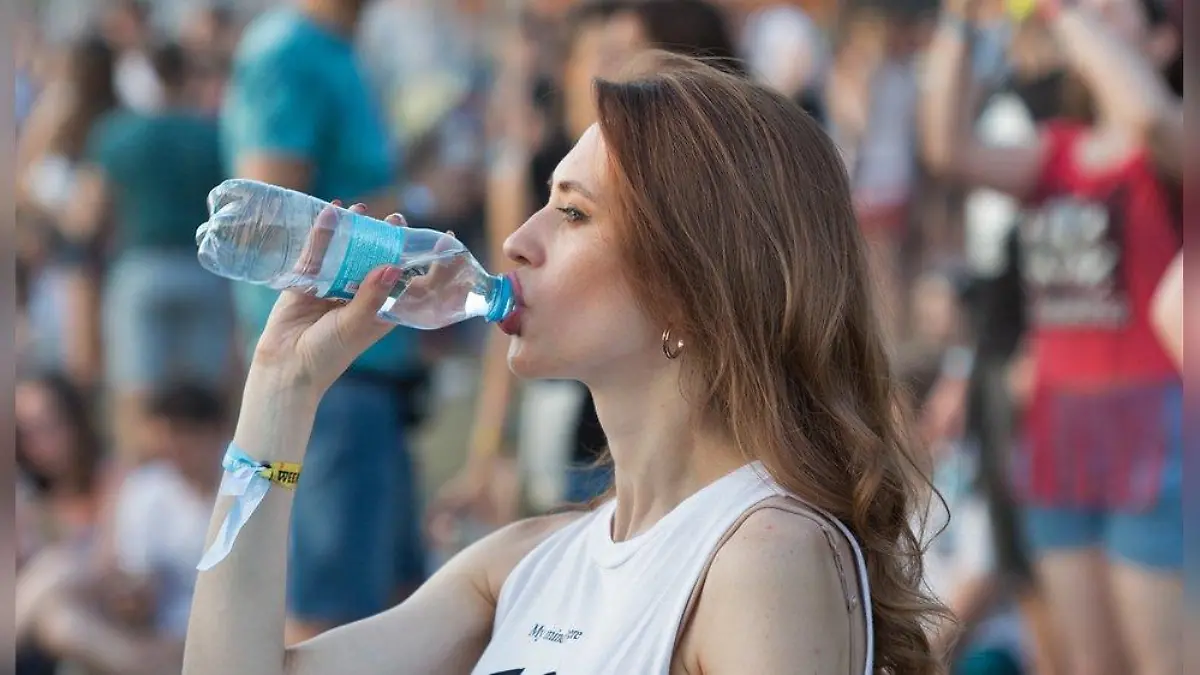 Sommer, Sonne, Konzertfieber: So beugt man Dehydration vor