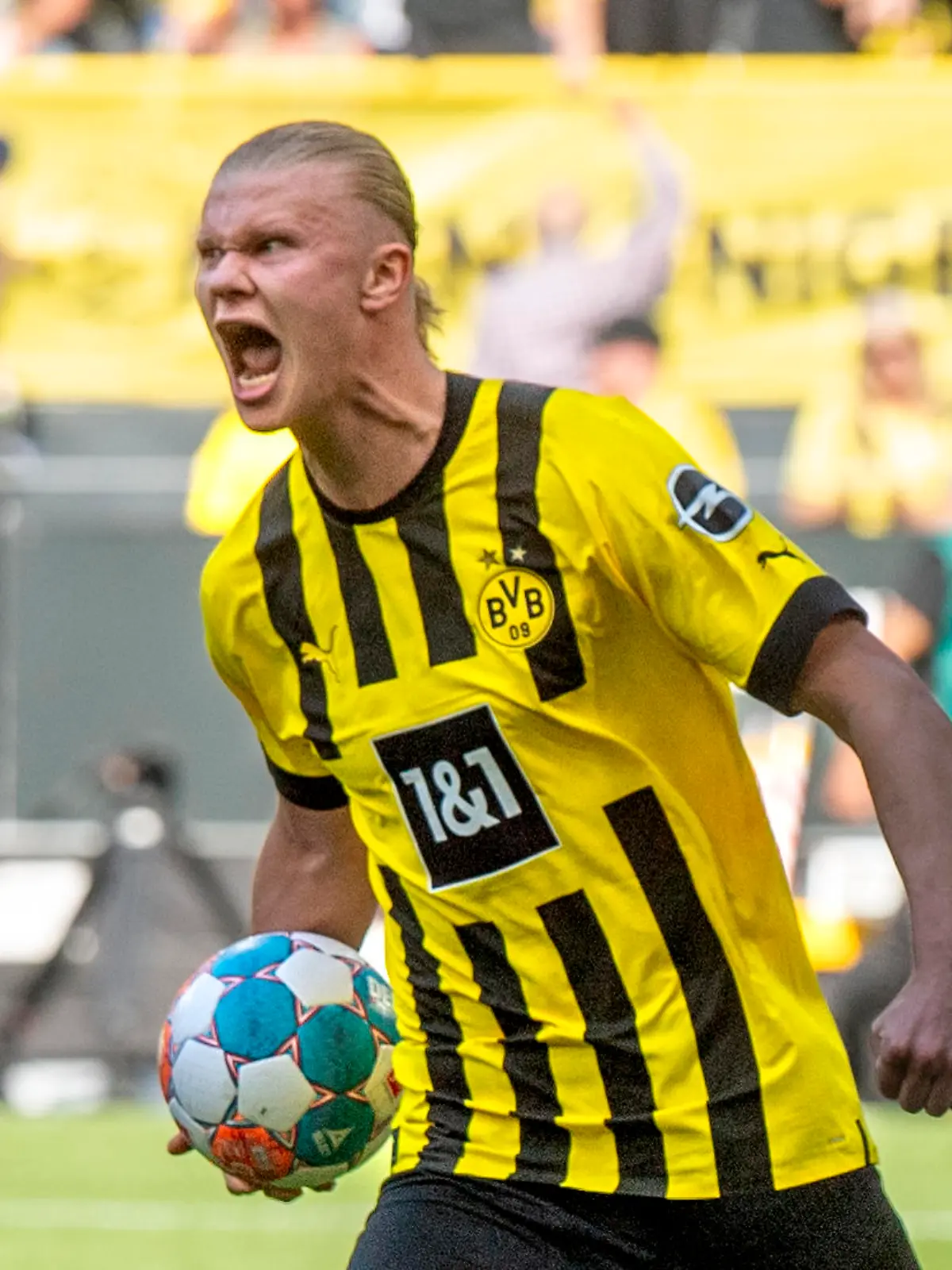 Fußball: 1. Bundesliga, Borussia Dortmund - Hertha BSC, 34. Spieltag, Signal-Iduna-Park: Dortmunds Erling Haaland jubelt nach seinem Tor zum 1:1.