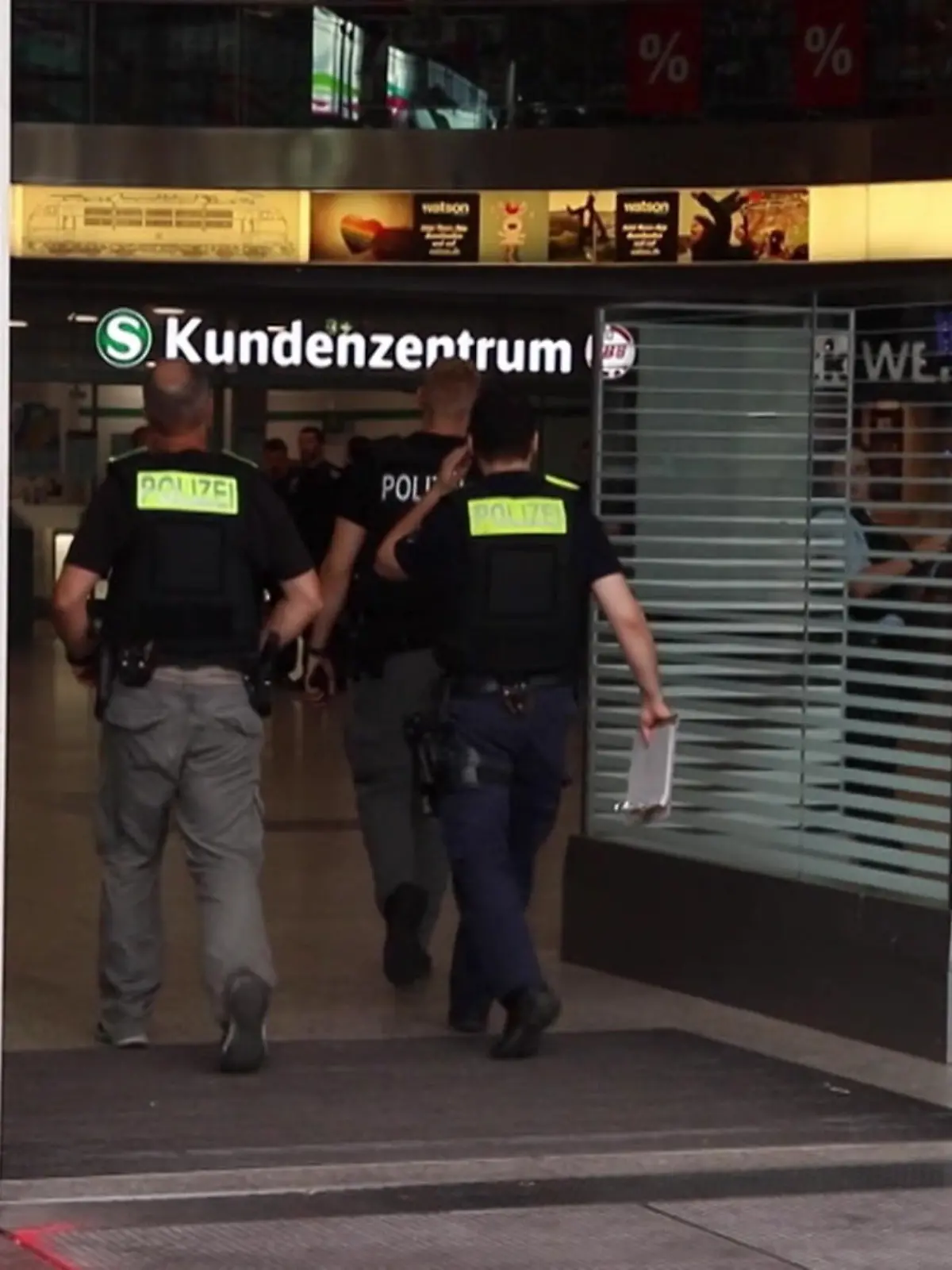 Bild zu: "Polizist stoppt mit seiner Waffe Messerangreifer "