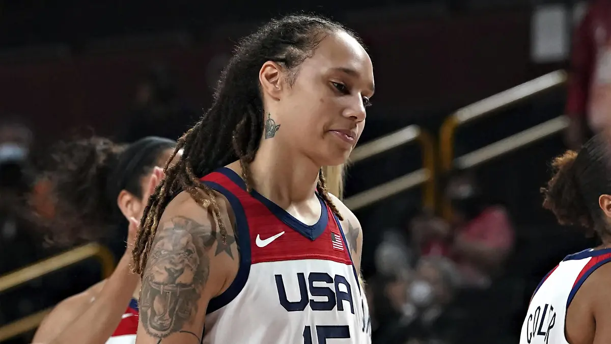 Brittney Griner, 15, walks off the court after the Women s Basketball finals at the Tokyo Olympic Games, Olympische Spiele, Olympia, OS in Tokyo, Japan, on Sunday, August 8, 2021. Griner has been arrested in Russia on suspicion of illegally drugs at Sheremetyevo International Airport. PUBLICATIONxINxGERxSUIxAUTxHUNxONLY OLY20210808290 RICHARDxELLIS