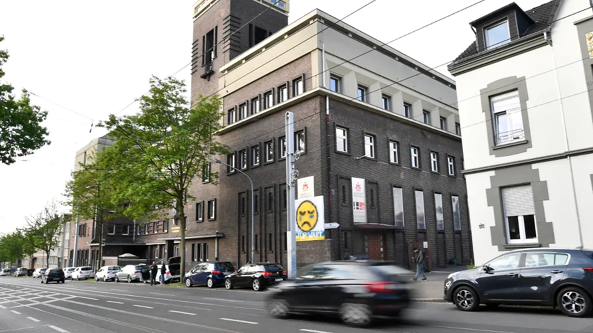 13.05.2022, Nordrhein-Westfalen, Essen: Blick auf den Eingang des Don-Bosco-Gymnasiums, in dem heute der Unterricht noch mal ausfällt, nachdem die Polizei gestern ein Attentat auf die Schule vereitelt hat. Der 16jährige Schüler soll heute dem Haftrichter vorgeführt werden. Foto: Roberto Pfeil/dpa +++ dpa-Bildfunk +++