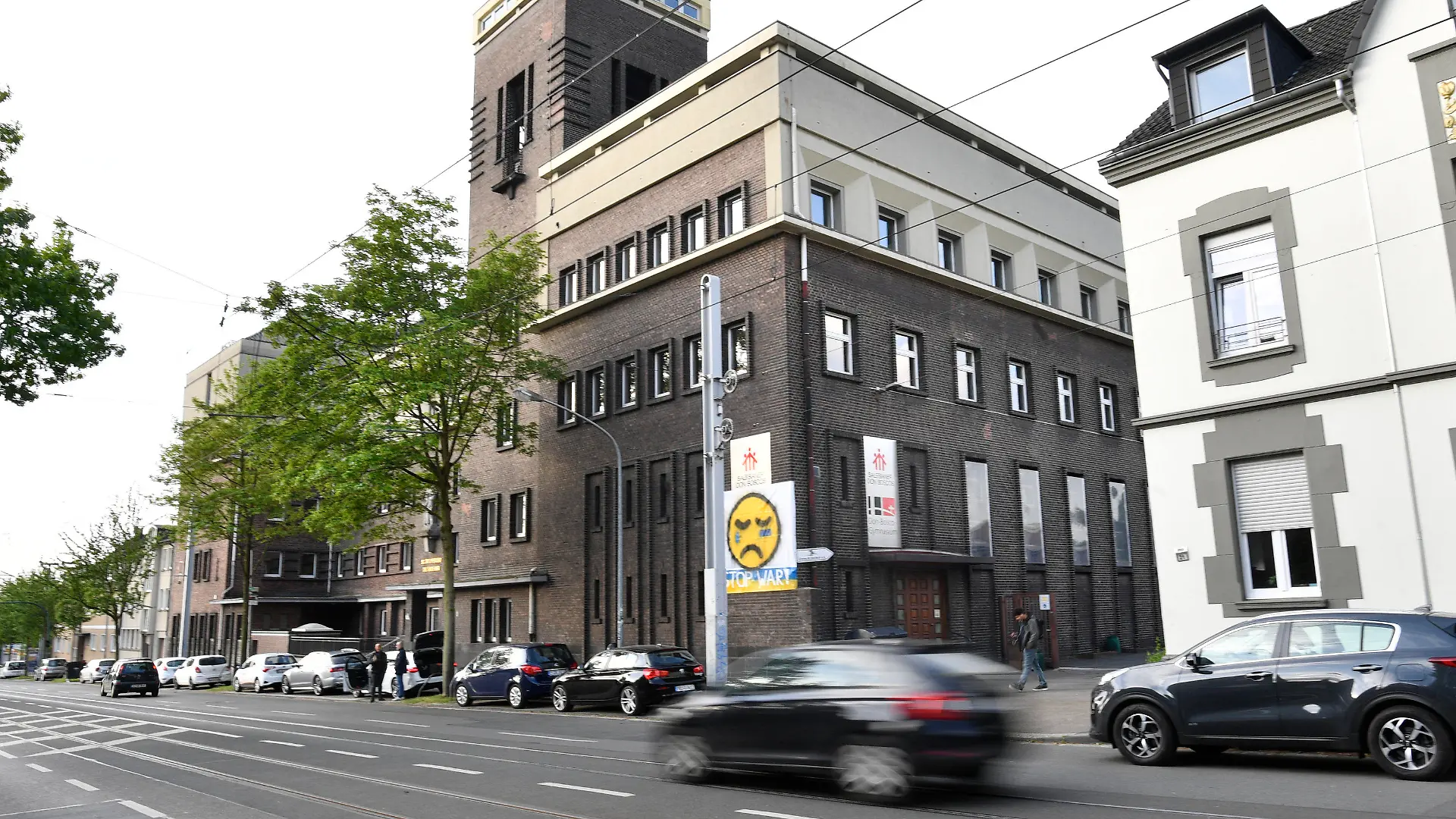 13.05.2022, Nordrhein-Westfalen, Essen: Blick auf den Eingang des Don-Bosco-Gymnasiums, in dem heute der Unterricht noch mal ausfällt, nachdem die Polizei gestern ein Attentat auf die Schule vereitelt hat. Der 16jährige Schüler soll heute dem Haftrichter vorgeführt werden. Foto: Roberto Pfeil/dpa +++ dpa-Bildfunk +++