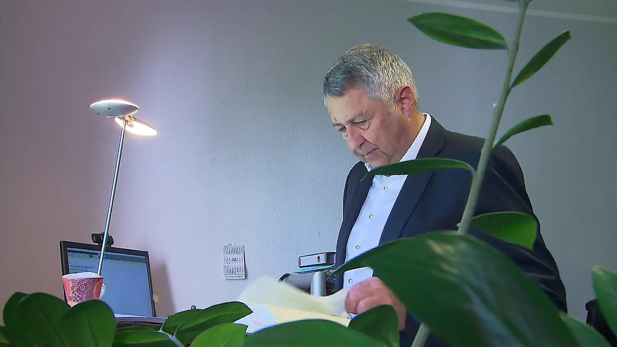 Der Anwalt schaut auf seine Unterlagen.