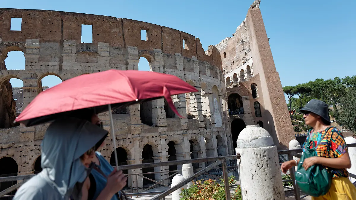 Tourists are sheltering from the sun and heat wave under umbrellas in front of the Colosseum in Rome, Italy, on July 21, 2024. (Photo by Massimo Valicchia/NurPhoto)