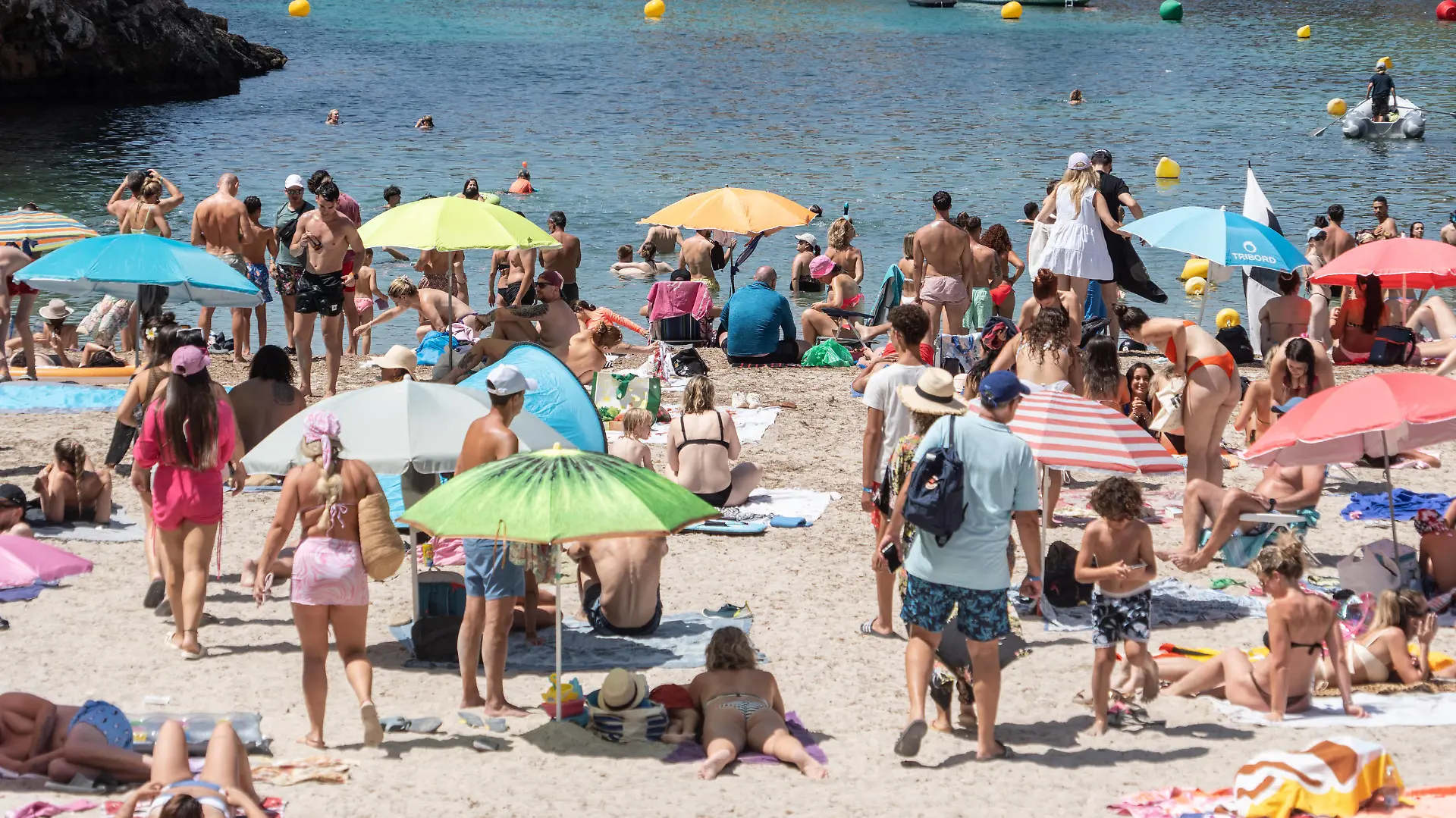 Eindrücke aus der Bucht Torrent de Cala Pi auf der Insel Mallorca zur Hauptsaison im Sommer 2024Mittelmeerinsel Mallorca während der Hauptsaison im Juli 2024, Gemeinde Llucmajor Mallorca Spanien Torrent de Cala Pi *** Impressions from the bay Torrent de Cala Pi on the island of Mallorca during the main season in summer 2024 Mediterranean island Mallorca during the main season in July 2024, municipality of Llucmajor Mallorca Spain Torrent de Cala Pi