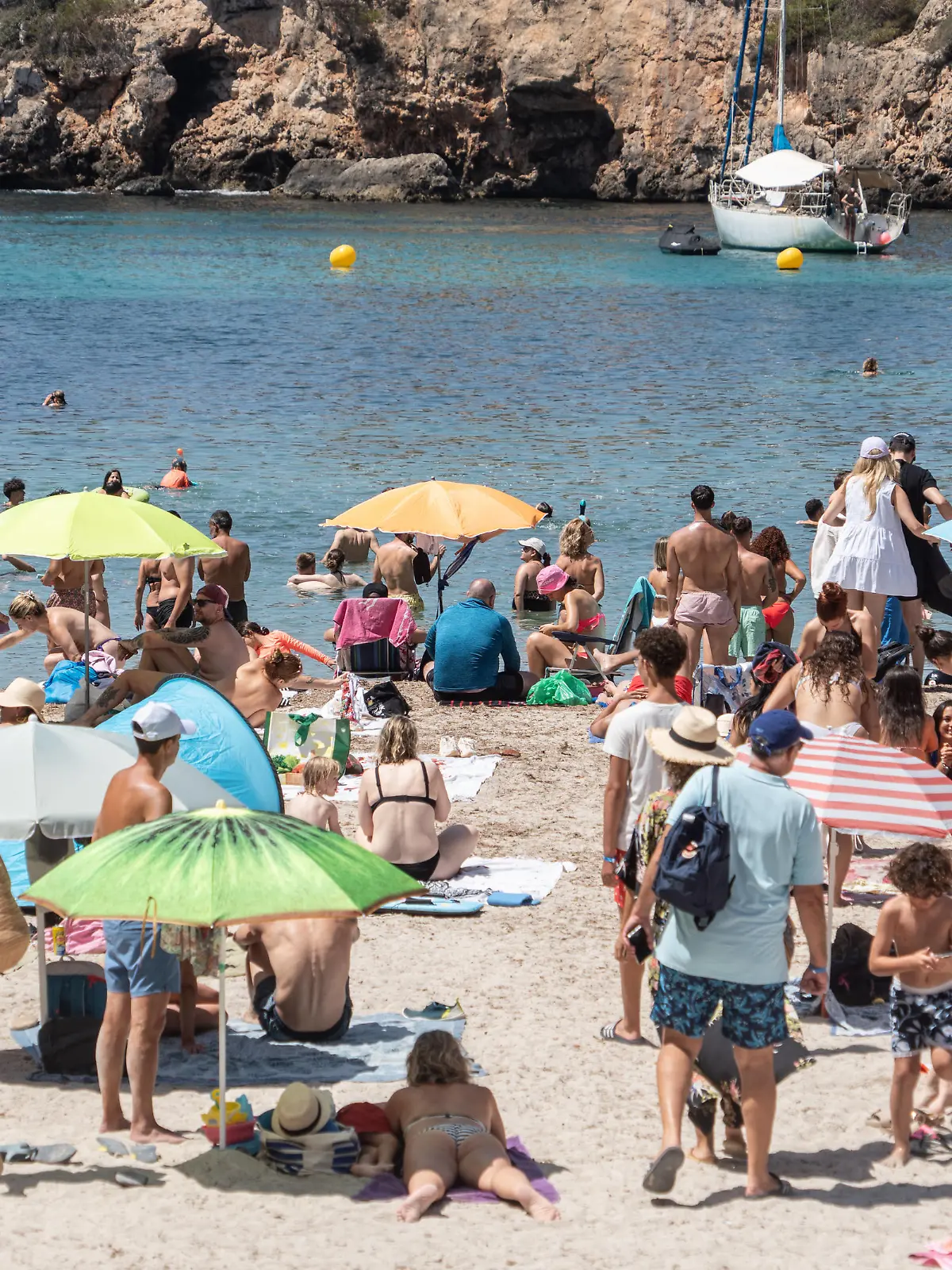 Eindrücke aus der Bucht Torrent de Cala Pi auf der Insel Mallorca zur Hauptsaison im Sommer 2024Mittelmeerinsel Mallorca während der Hauptsaison im Juli 2024, Gemeinde Llucmajor Mallorca Spanien Torrent de Cala Pi *** Impressions from the bay Torrent de Cala Pi on the island of Mallorca during the main season in summer 2024 Mediterranean island Mallorca during the main season in July 2024, municipality of Llucmajor Mallorca Spain Torrent de Cala Pi