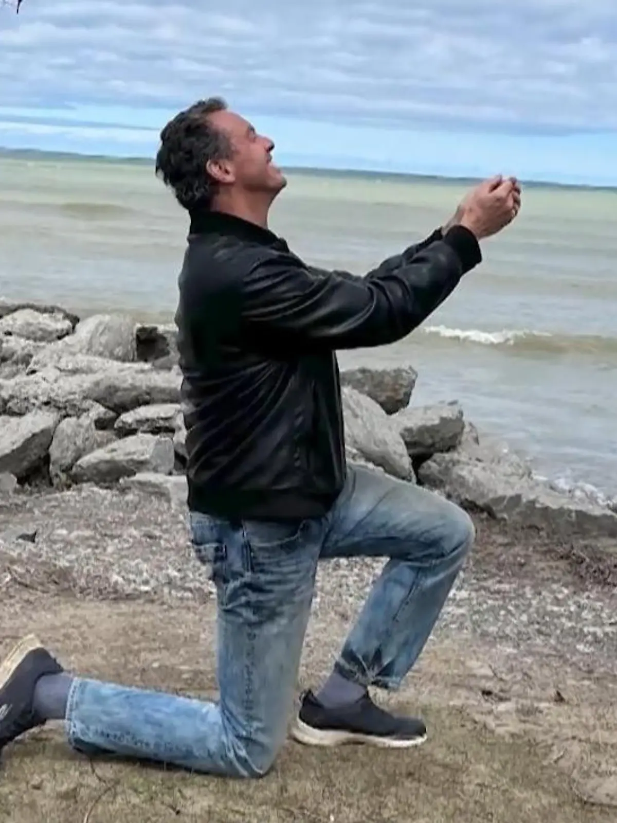 Ein Vater (65) geht für seine Tochter mehrfach auf die Knie. Doch warum er dies im kanadischen Ort Collingwood gleich mehrfach tut, hat einen besonderen Grund. Welcher das ist, zeigen wir im Video!