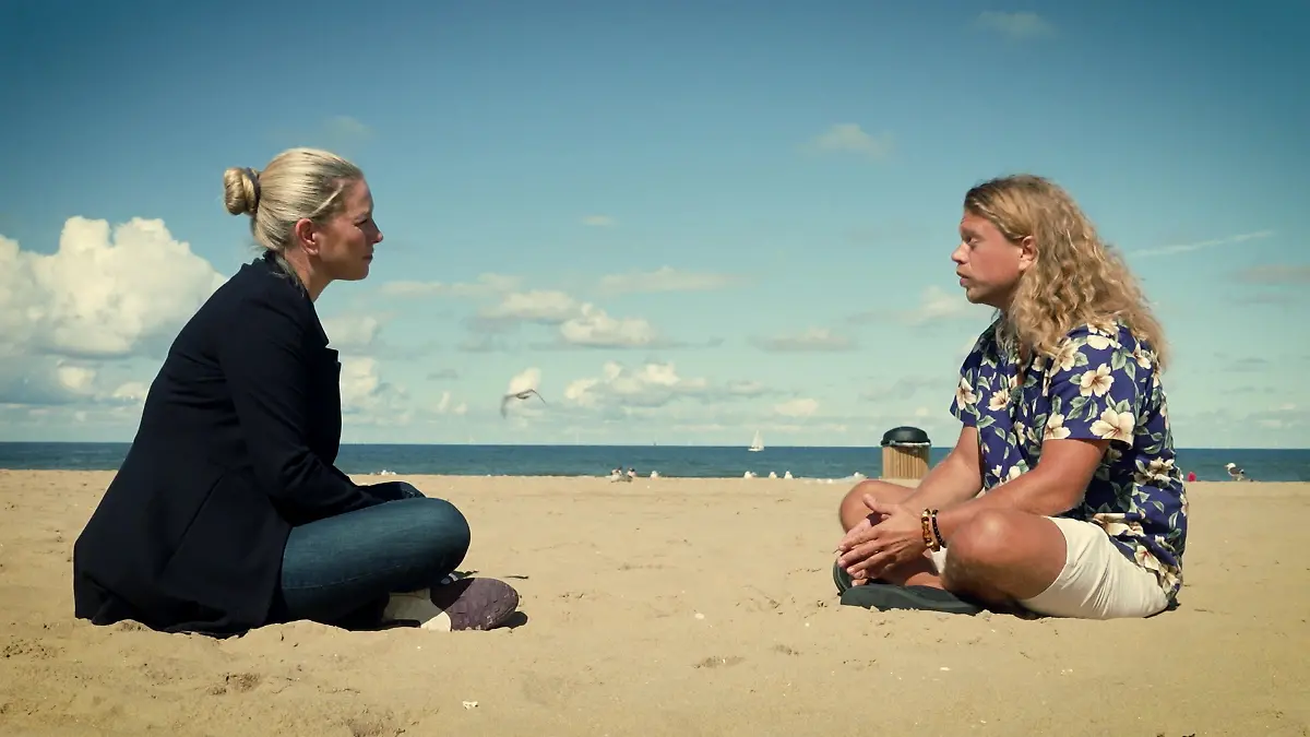 RTL-Reporterin Anne Saha im Interview mit Jonathan Meijer