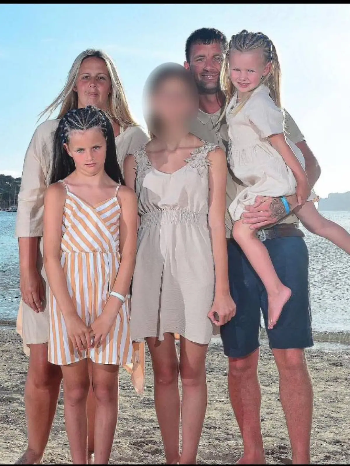 Bild zu: "Waisenkind Poppie (11) zurück in der Schule"