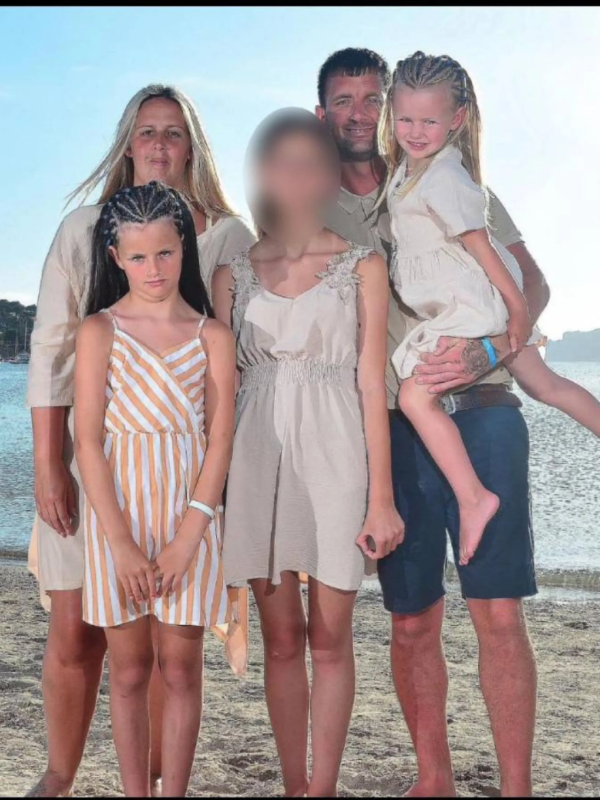 Bild zu: "Waisenkind Poppie (11) zurück in der Schule"