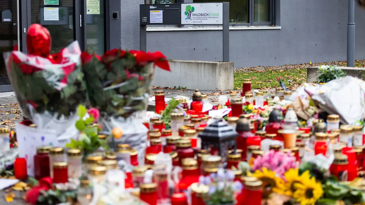 ARCHIV - 14.11.2023, Baden-Württemberg, Offenburg: Kerzen und Blumen liegen vor dem Eingang der Waldbachschule. (zu dpa: «Attacke auf Schüler - Urteil im Mordprozess erwartet») Foto: Philipp von Ditfurth/dpa +++ dpa-Bildfunk +++