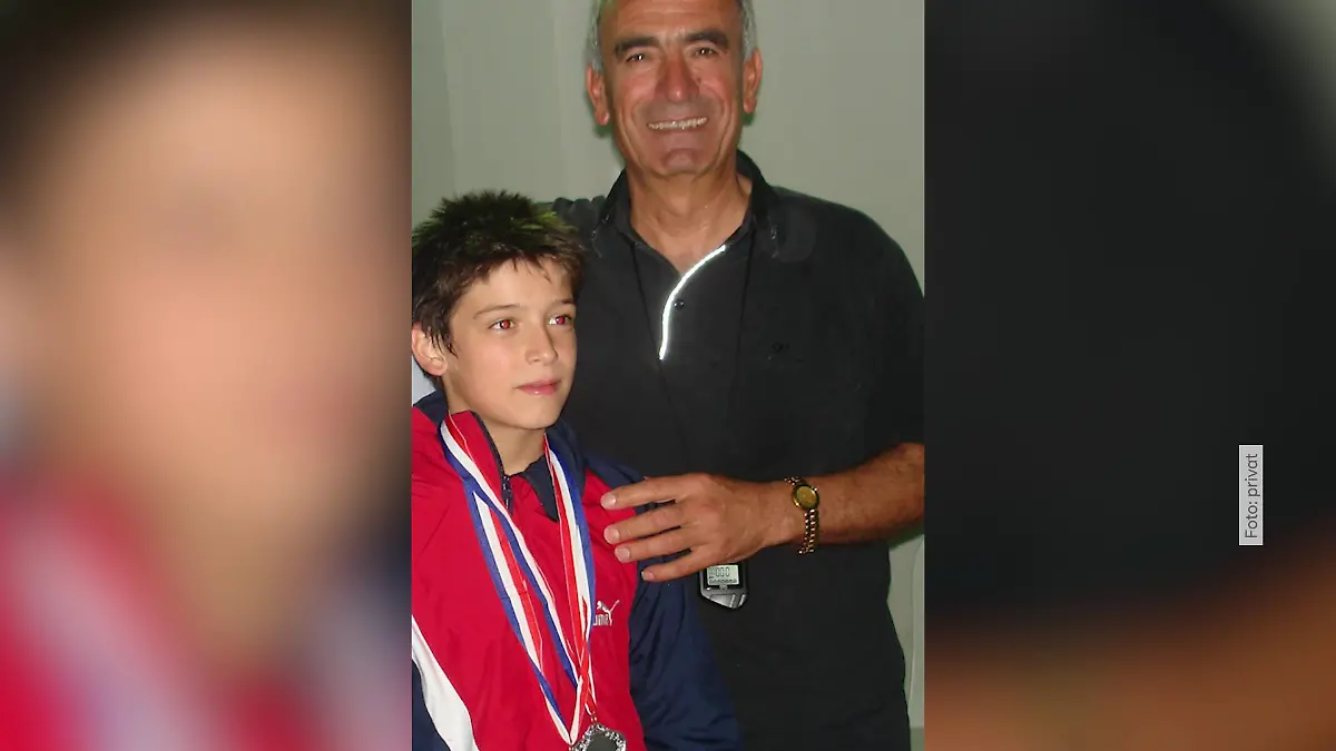 Der heute 24-Jährige wird anfangs von seinem Vater beim Schwimmen trainiert.