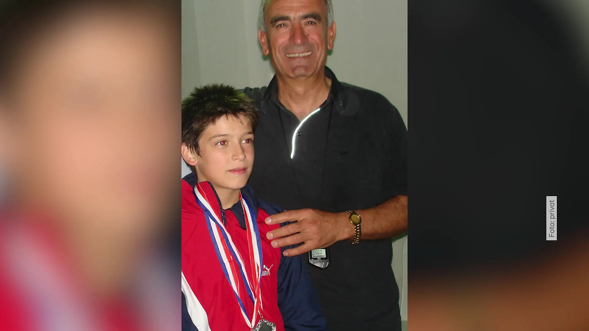 Der heute 24-Jährige wird anfangs von seinem Vater beim Schwimmen trainiert.