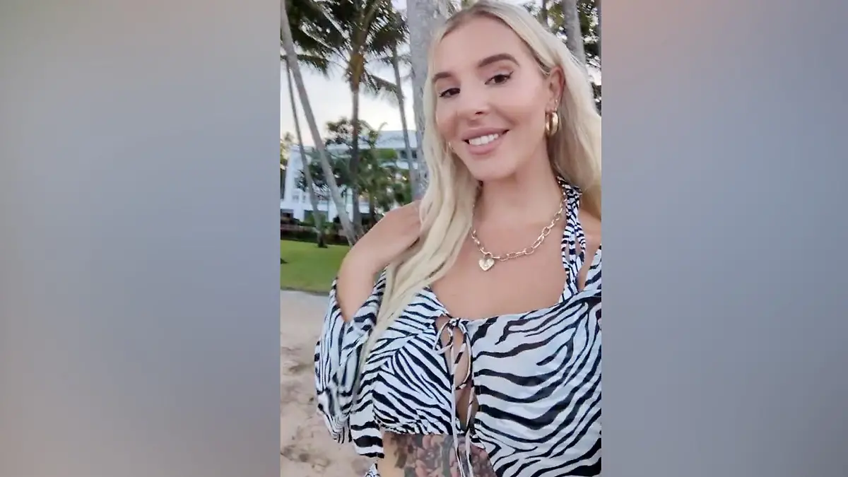 Ashlea im Urlaub unter Palmen