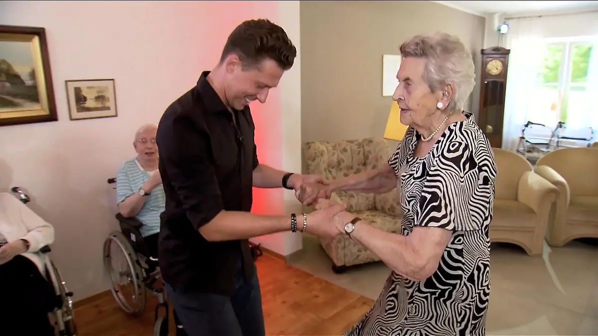 Oma Klärchen zeigt Valentin Lusin, was sie draufhat "Let's Dance"-Star mit 98 Jahren
