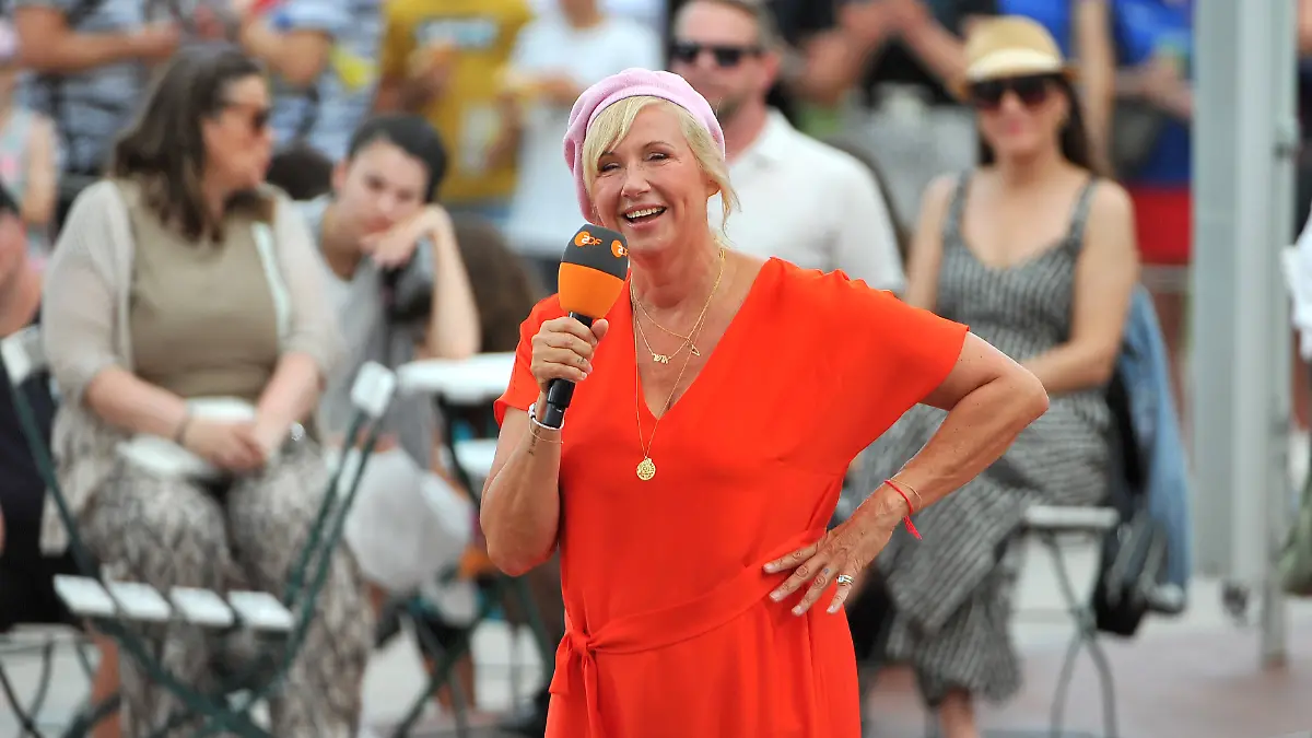 Moderatorin Andrea Kiwi Kiewel während der ZDF - Unterhaltungsshow Fernsehgarten am 21.07.2024 in Mainz