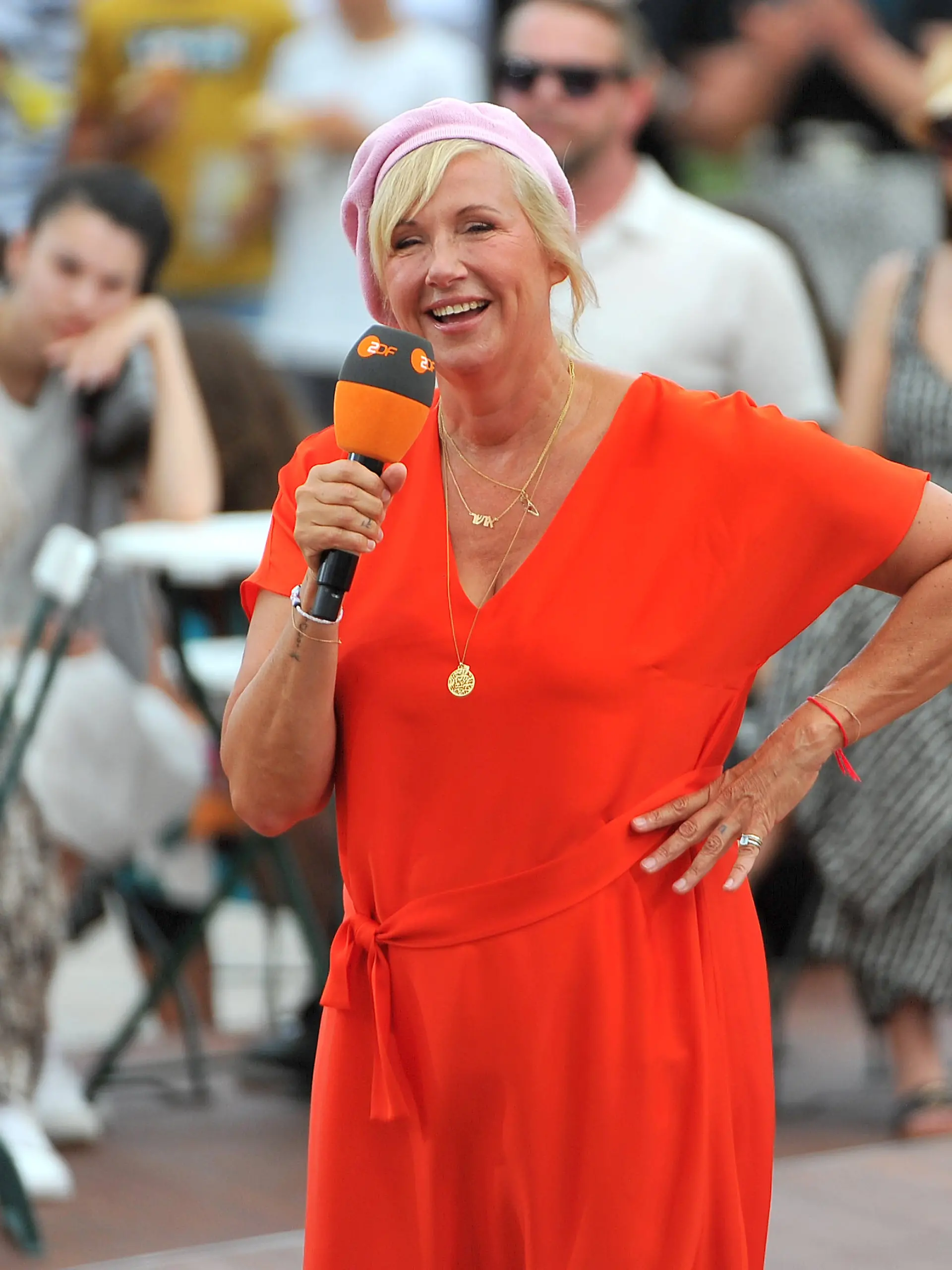 Moderatorin Andrea Kiwi Kiewel während der ZDF - Unterhaltungsshow Fernsehgarten am 21.07.2024 in Mainz