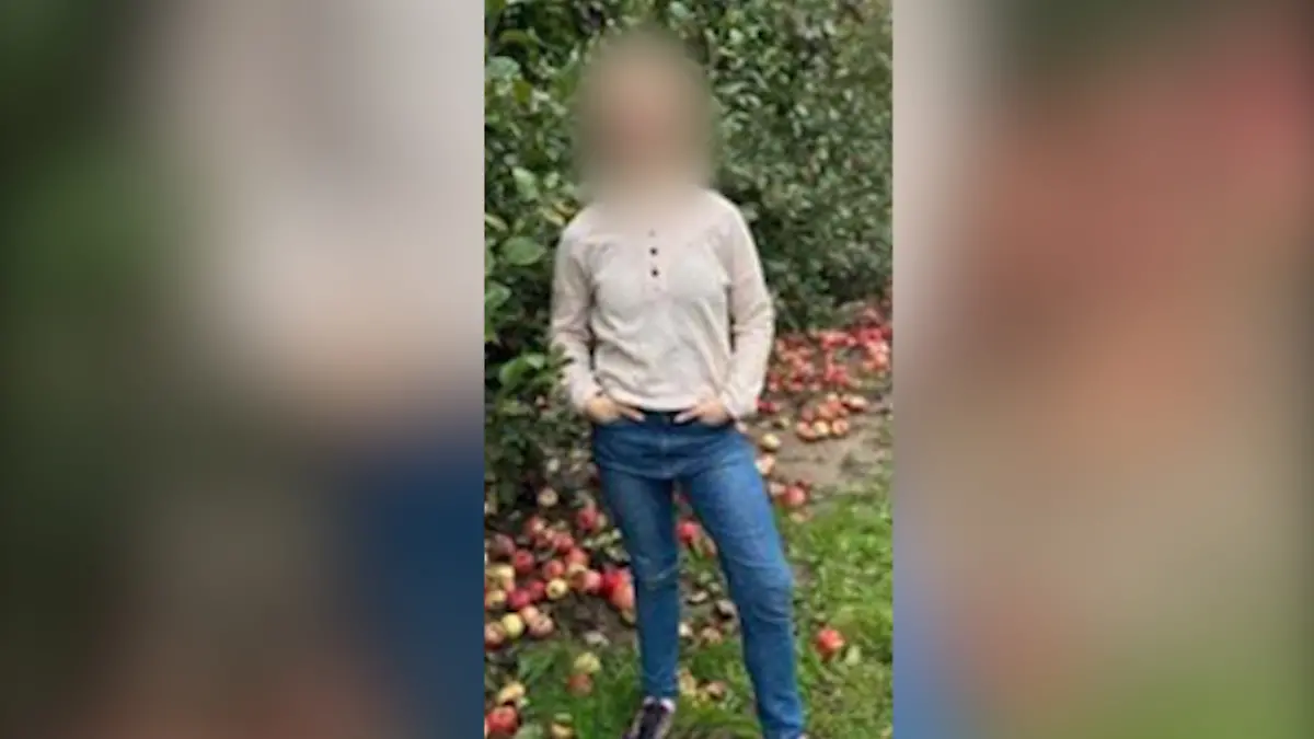 Penny ist 17 Jahre alt, trägt eine Zahnspange und geht noch zur Schule.