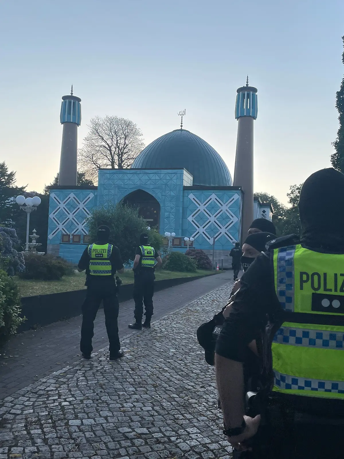 Bild zu: "Ermittler stürmen Blaue Moschee!"