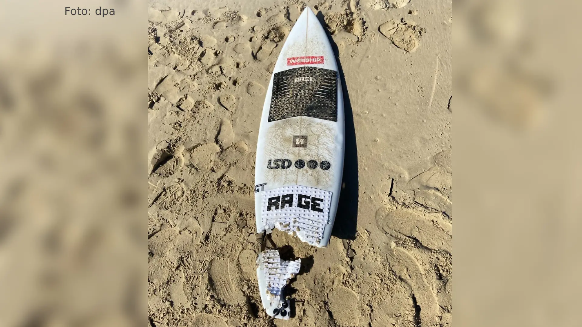 HANDOUT - 23.07.2024, Australien, Port Macquarie: Eine von der Polizei New South Wales zur Verfügung gestellte Aufnahme zeigt zeigt das Surfbrett des Surfers Kai McKenzie, das in zwei Teile gebrochen wurde, als er am North Shore Beach bei Port Macquarie von einem Hai angegriffen wurde. (zu dpa «Nach Hai-Attacke in Australien: Bein von Surfer angespült») Foto: Supplied By Nsw Police/NSW POLICE/AAP/dpa - ACHTUNG: Nur zur redaktionellen Verwendung und nur mit vollständiger Nennung des vorstehenden Credits +++ dpa-Bildfunk +++
