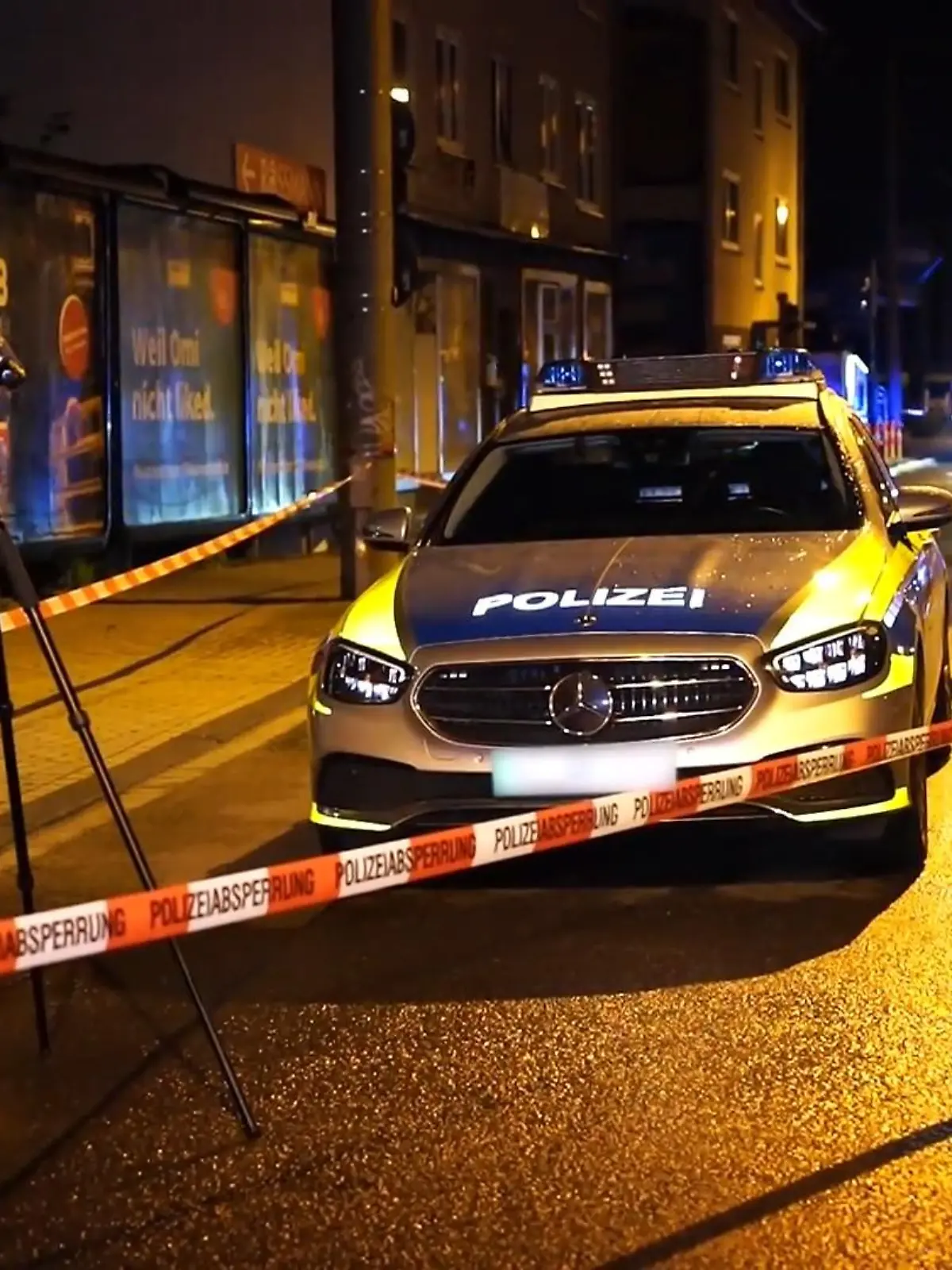 Die Polizisten in Kassel rasen am Dienstagabend in ihrem Streifenwagen zu einem Einsatz. Als sie gerade auf Höhe einer Bushaltestelle sind, geht ein Junge über die Straße. Es kommt zu einem fürchterlichen Unfall 